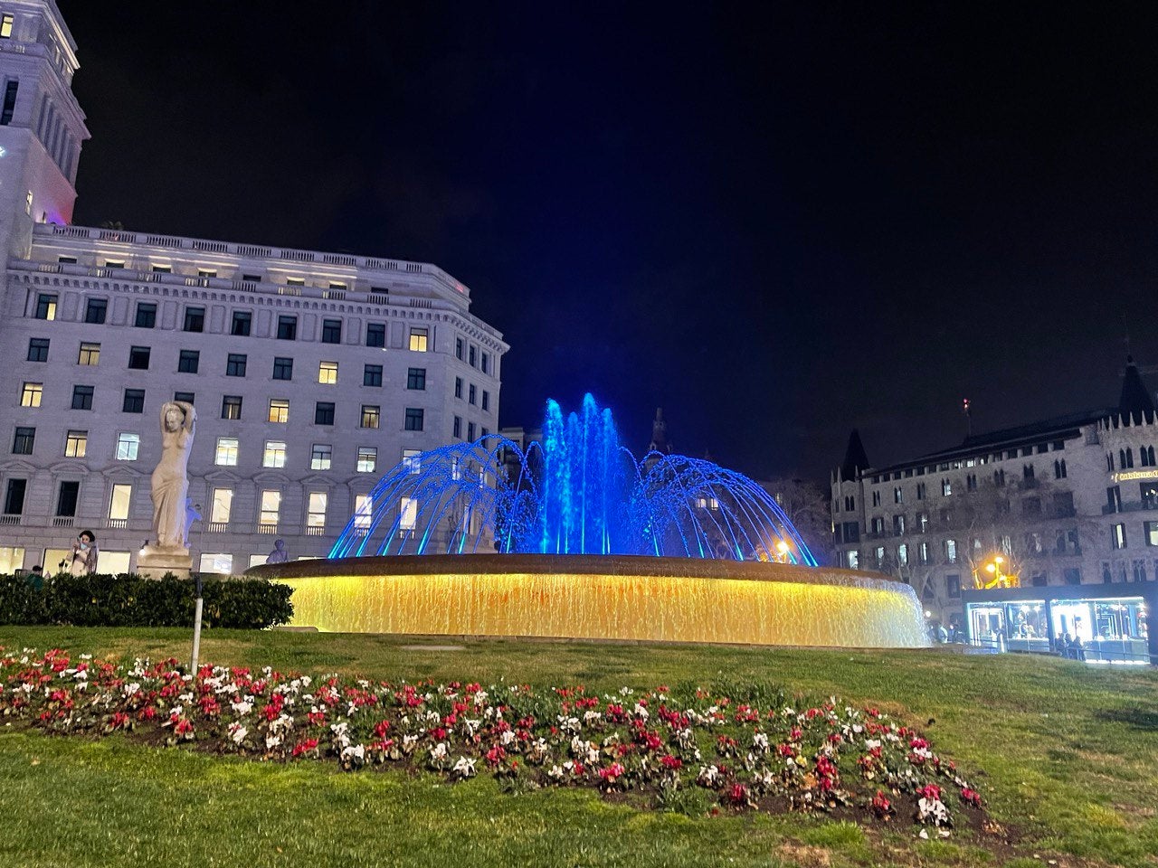 La font de la plaça Catalunya, tenyida amb els colors de la bandera d'Ucraïna / QS