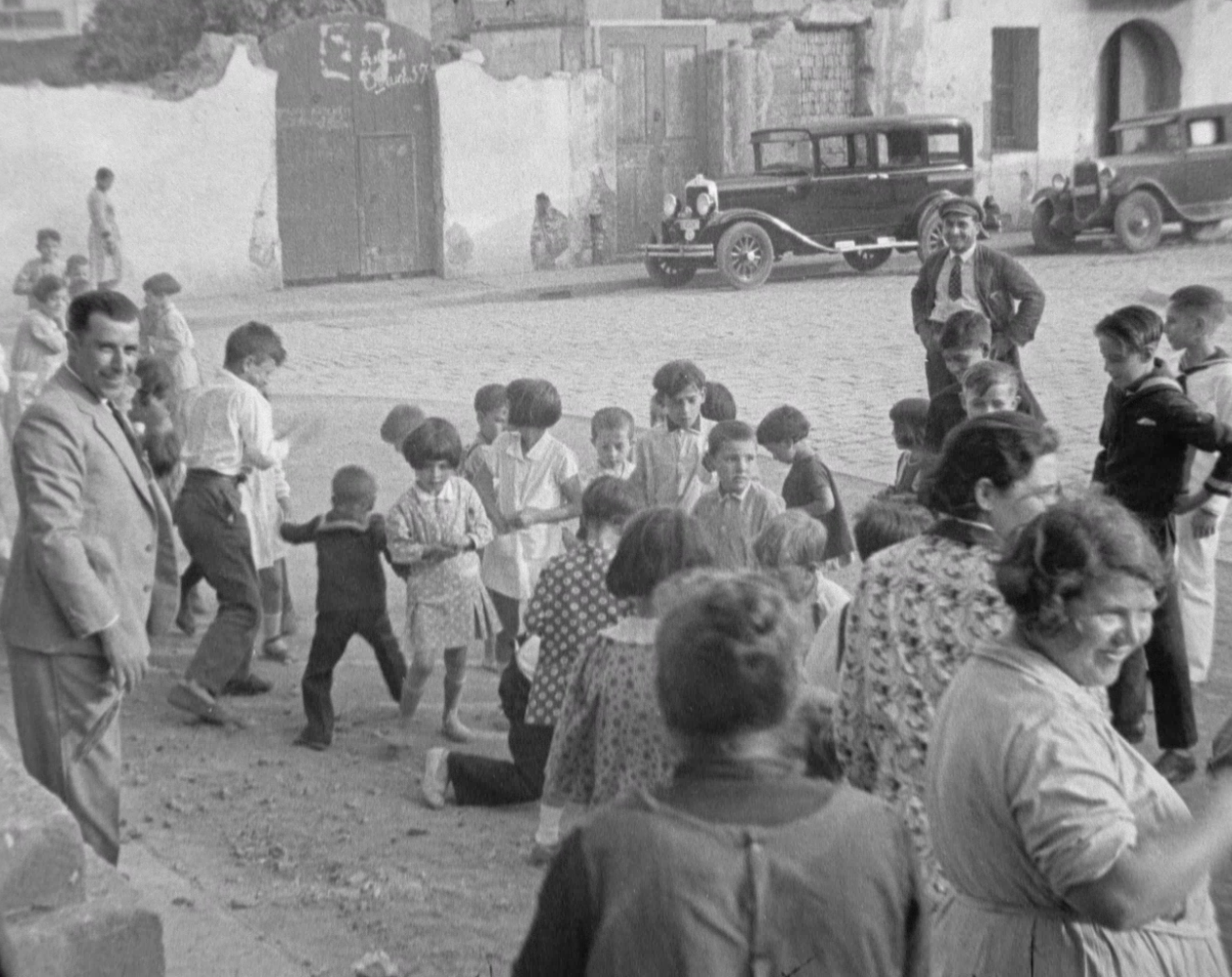 Infants i veïns a la plaça d'Orfila, en un fotograma d'una gravació dels primers anys 30 / Fons Miquel París