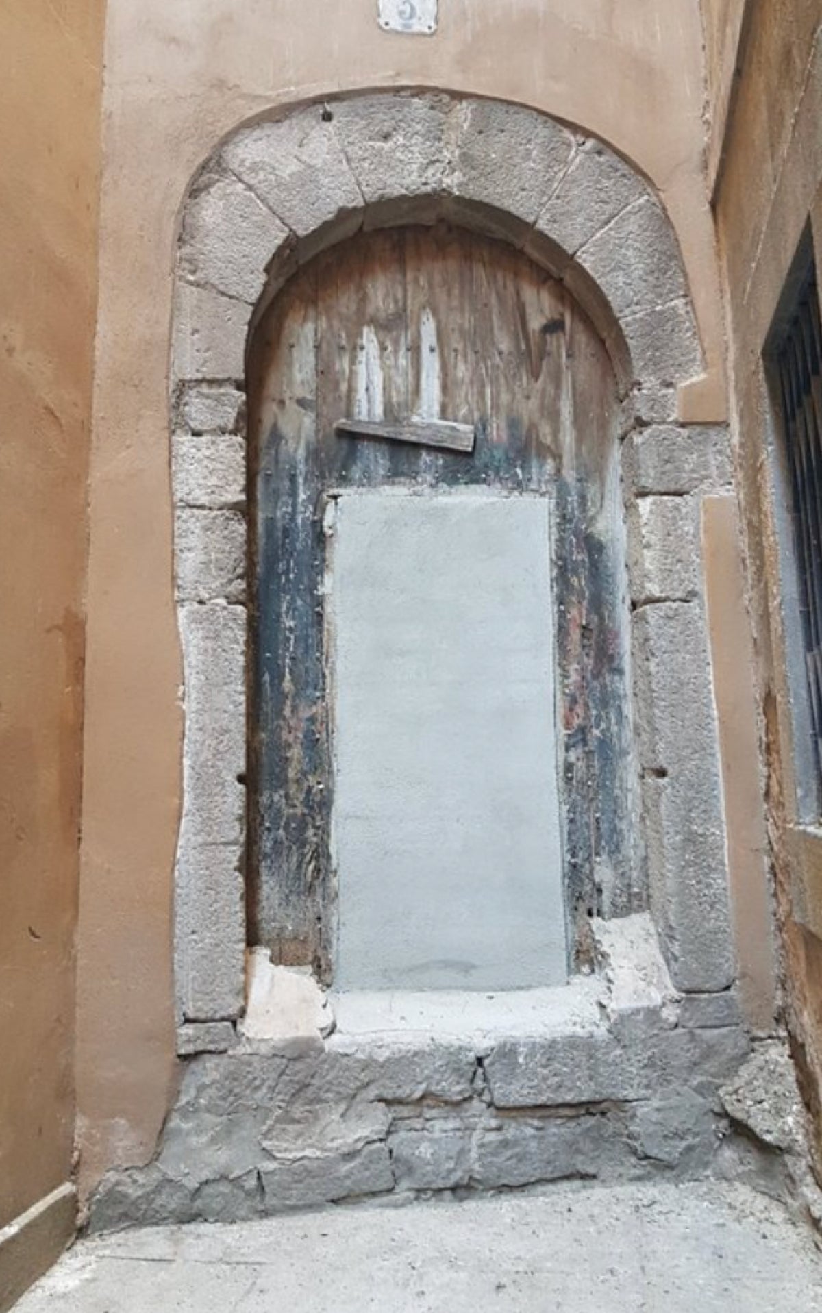 porta de fusta de l'antic Palau Reial Menor