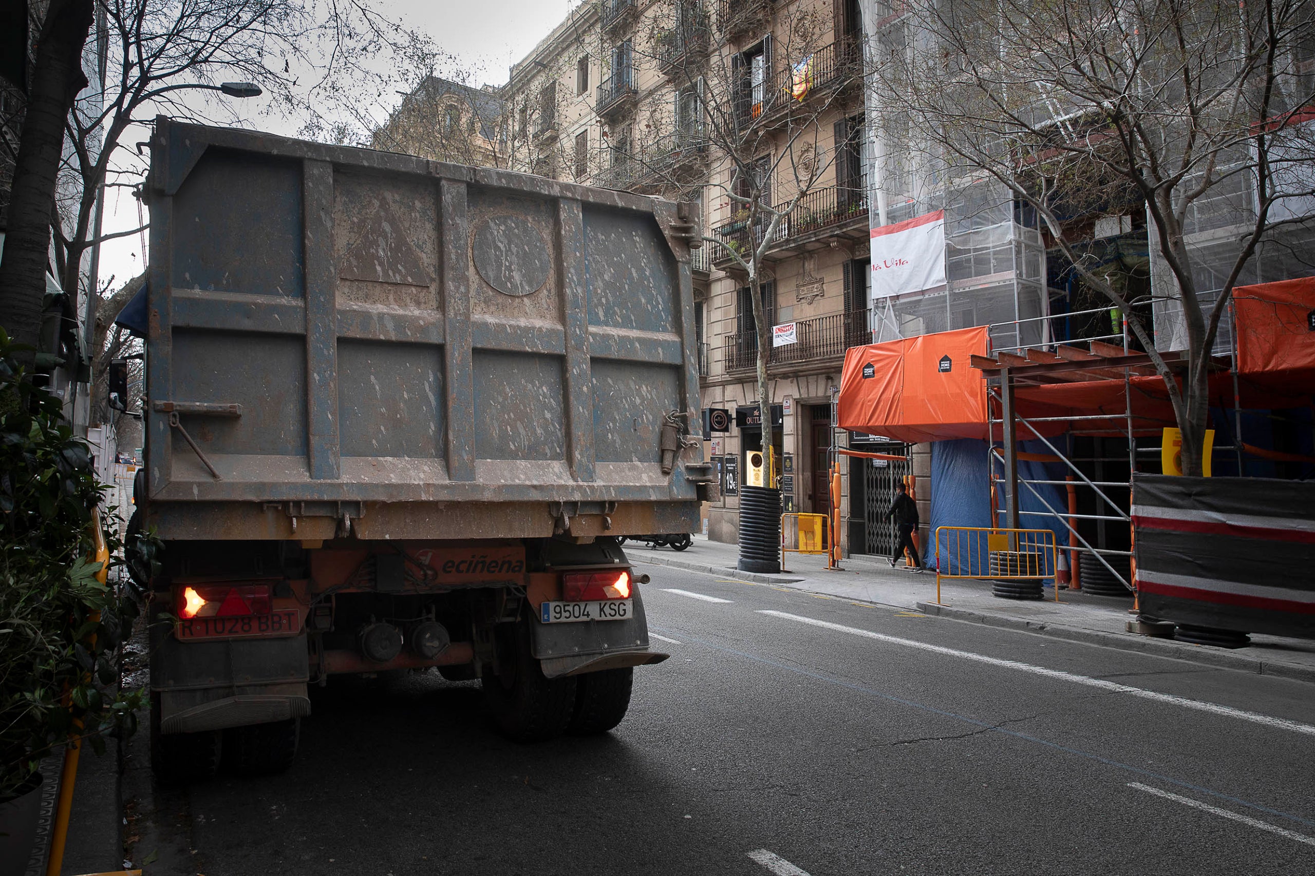 Un camió en un carrer de Barcelona en una imatge d'arxiu / Jordi Play