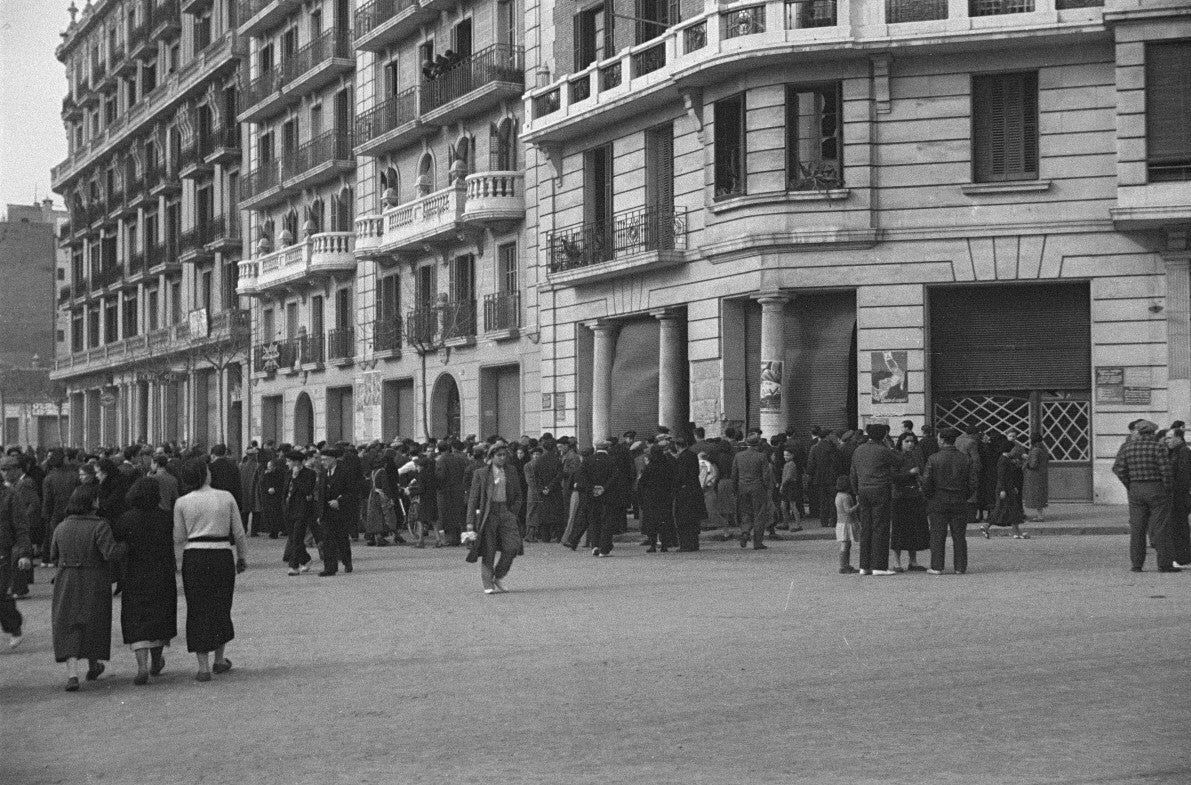 Desperfectes ocasionats a Barcelona en un bombardeig el febrer de 1937, en què s'observa a la dreta una vidrera amb tires adhesives intacta / Pérez de Rozas / Arxiu Municipal de Barcelona