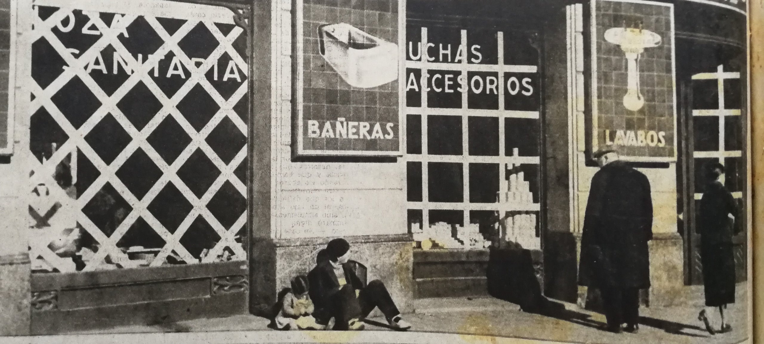 Les vidreres d'un comerç de Barcelona reforçades amb paper engomat durant la Guerra Civil, en una fotografia publicada el 1936