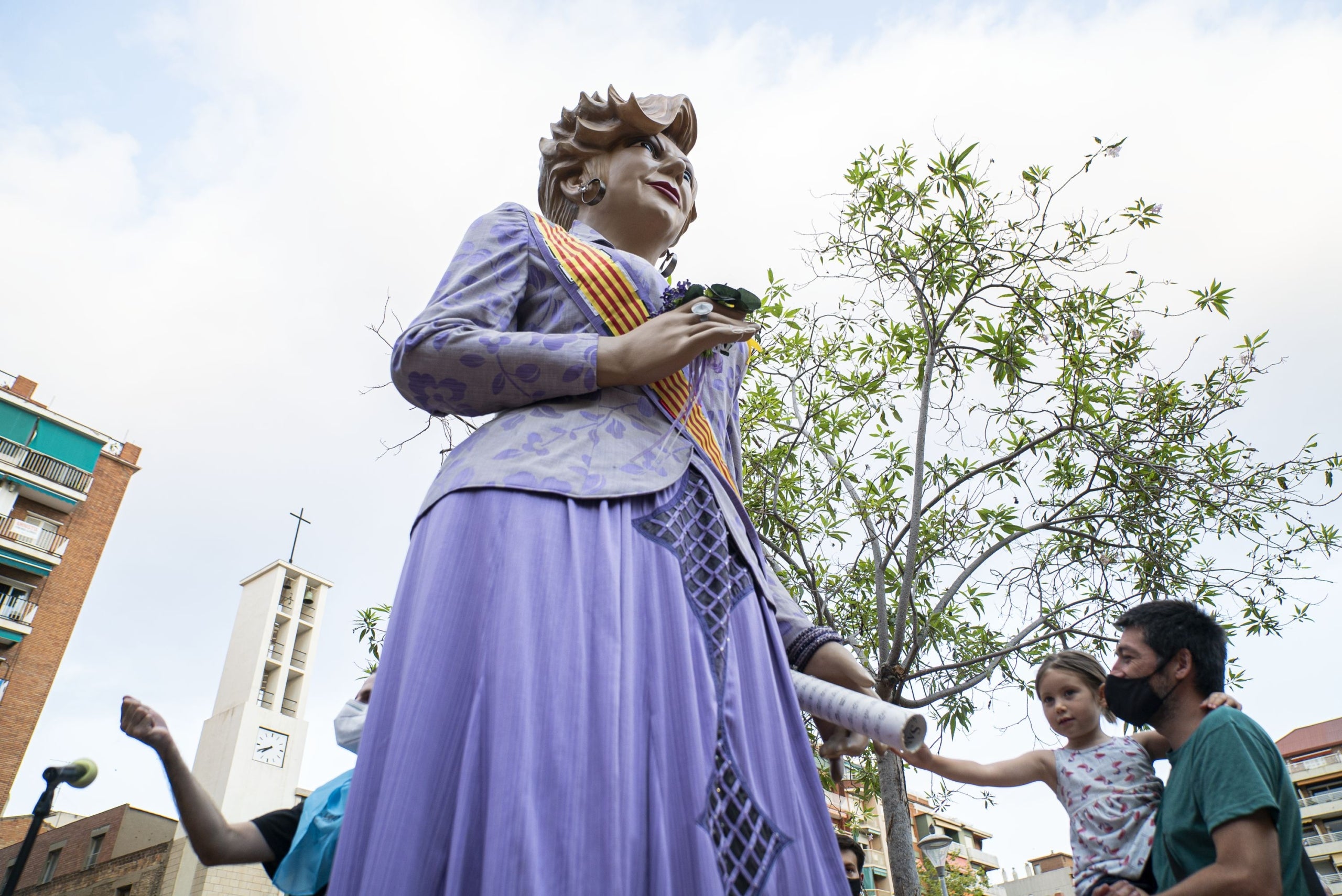 Geganta Núria Feliu plantada als jardins de Can Mantega durant l'acte del pregó de la Festa Major de Sants / Àlex Losada