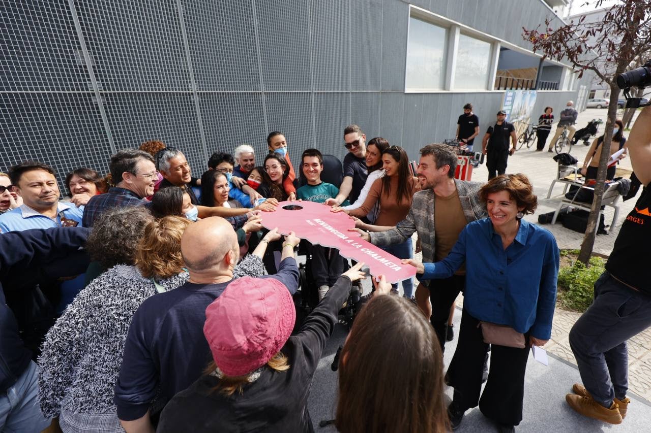 Celebració dels habitants de La Chalmeta, un bloc d'habitatge cooperatiu de 32 pisos inaugurat el 5 de març de 2022 al barri de la Marina del Prat Vermell / Ajuntament de Barcelona