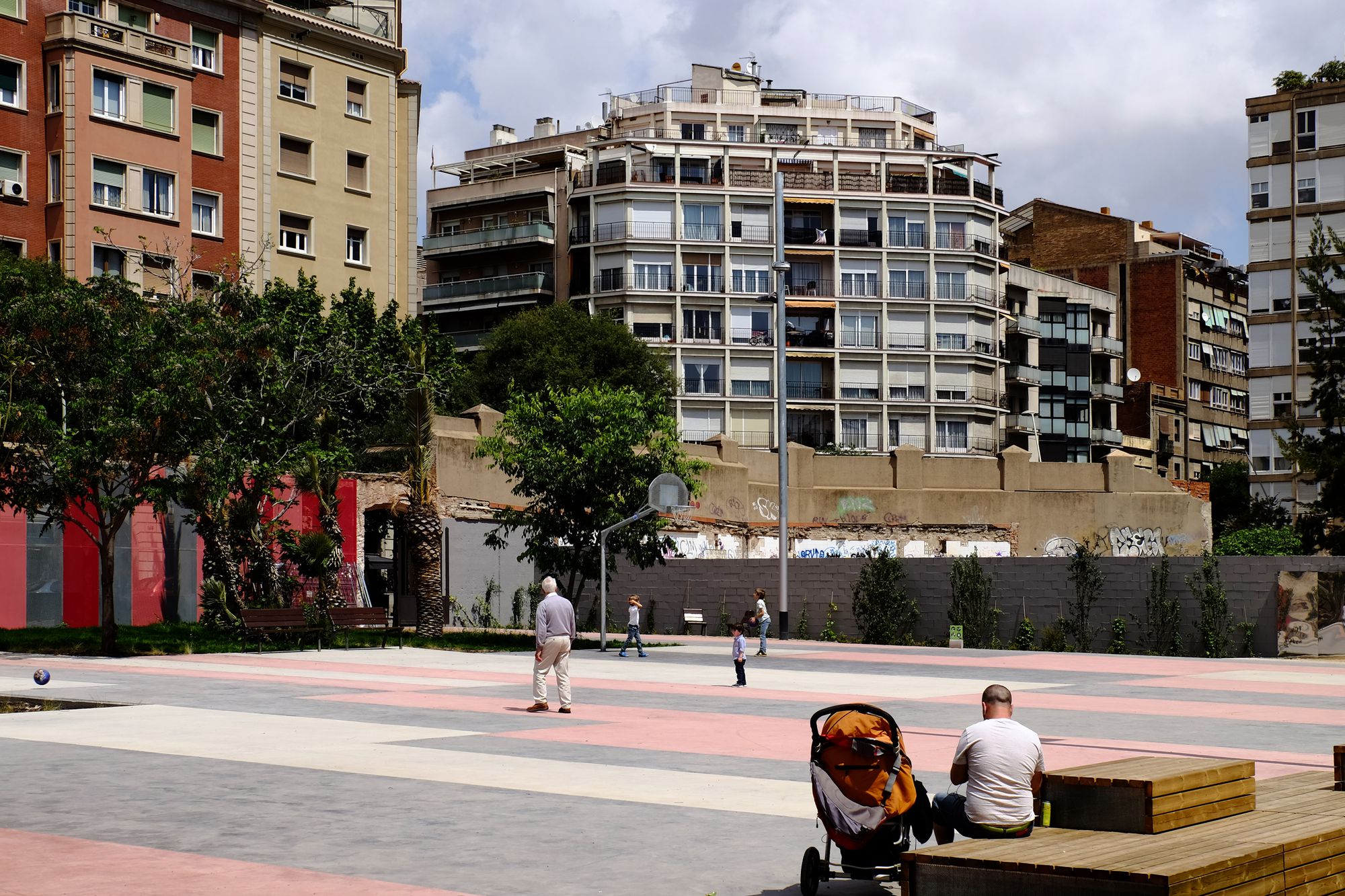 Pistes de bàsquet dels Jardins d'Emma de Barcelona / Vicente Zambrano González