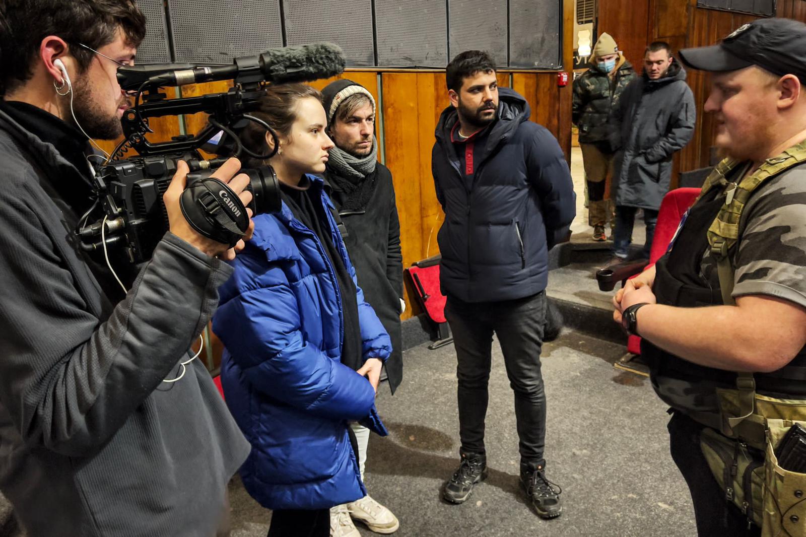 Al centre, Gunsal H. Moreno i Ruben Wagensberg, amb el càmera Joan Guardia i la 'fixer' que els acompanyava, entrevistant un mililtar ucraïnès que entrena civils per anar al front / Cedida