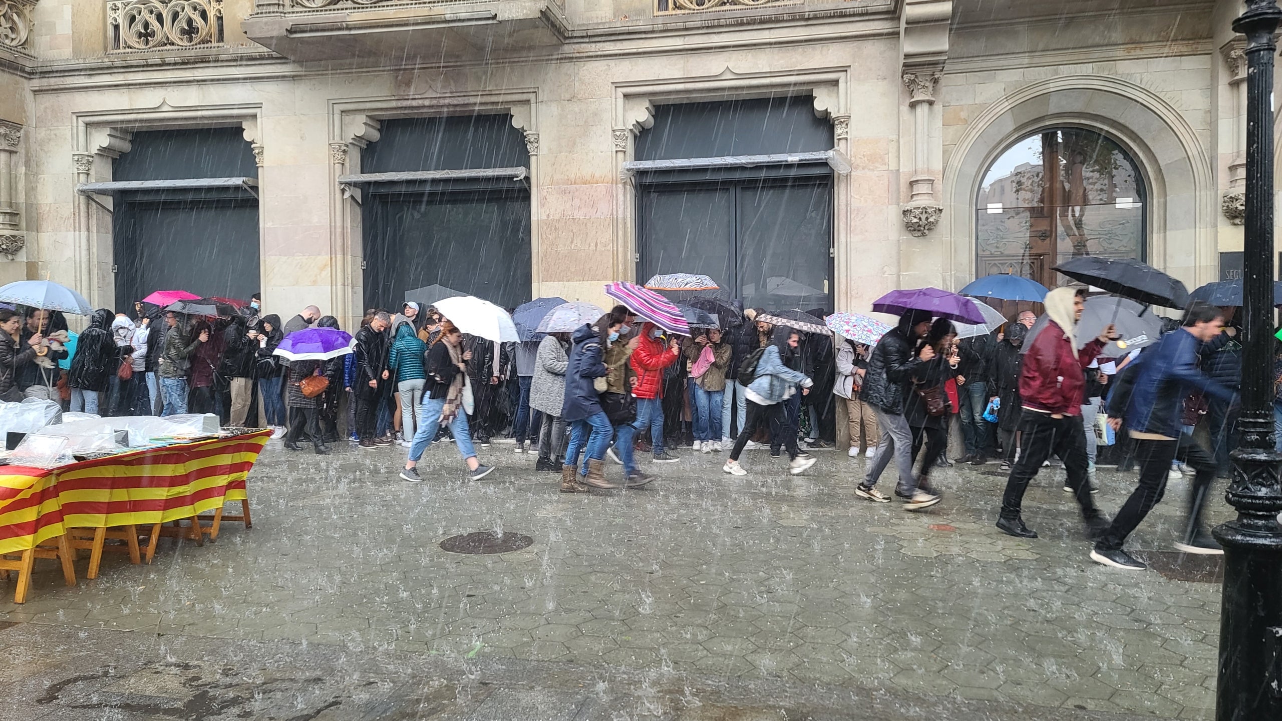 Desenes de persones s'aixopluguen de la granissada que ha caigut en diversos moments a Barcelona durant el Sant Jordi de 2022 / Edgar Sapiña Manchado