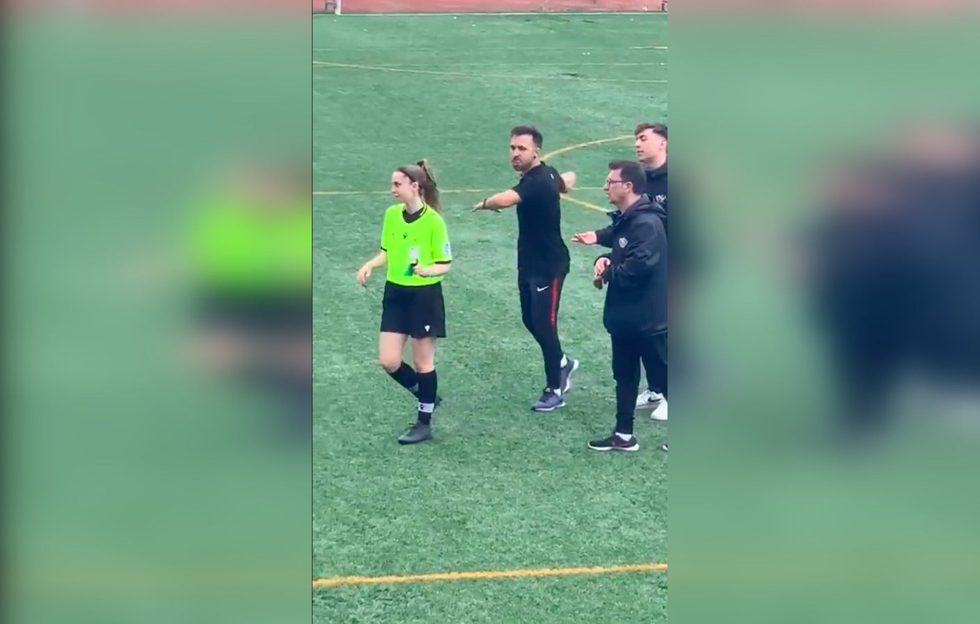 Un entrenador intenta agredir una àrbitra durant un partit de futbol / @pavelfernandez_ (Twitter)