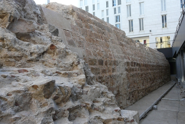 Un tros del Baluard del Migdia, rere el lateral d'un aparcament / Servei d'Arqueologia de Barcelona