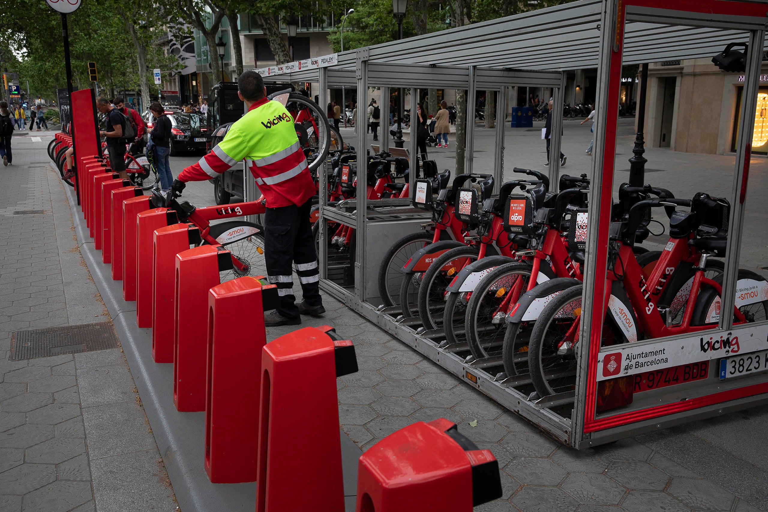 Operari reomplint una estació de Bicing al Passeig de Gràcia / Foto: Jordi Play