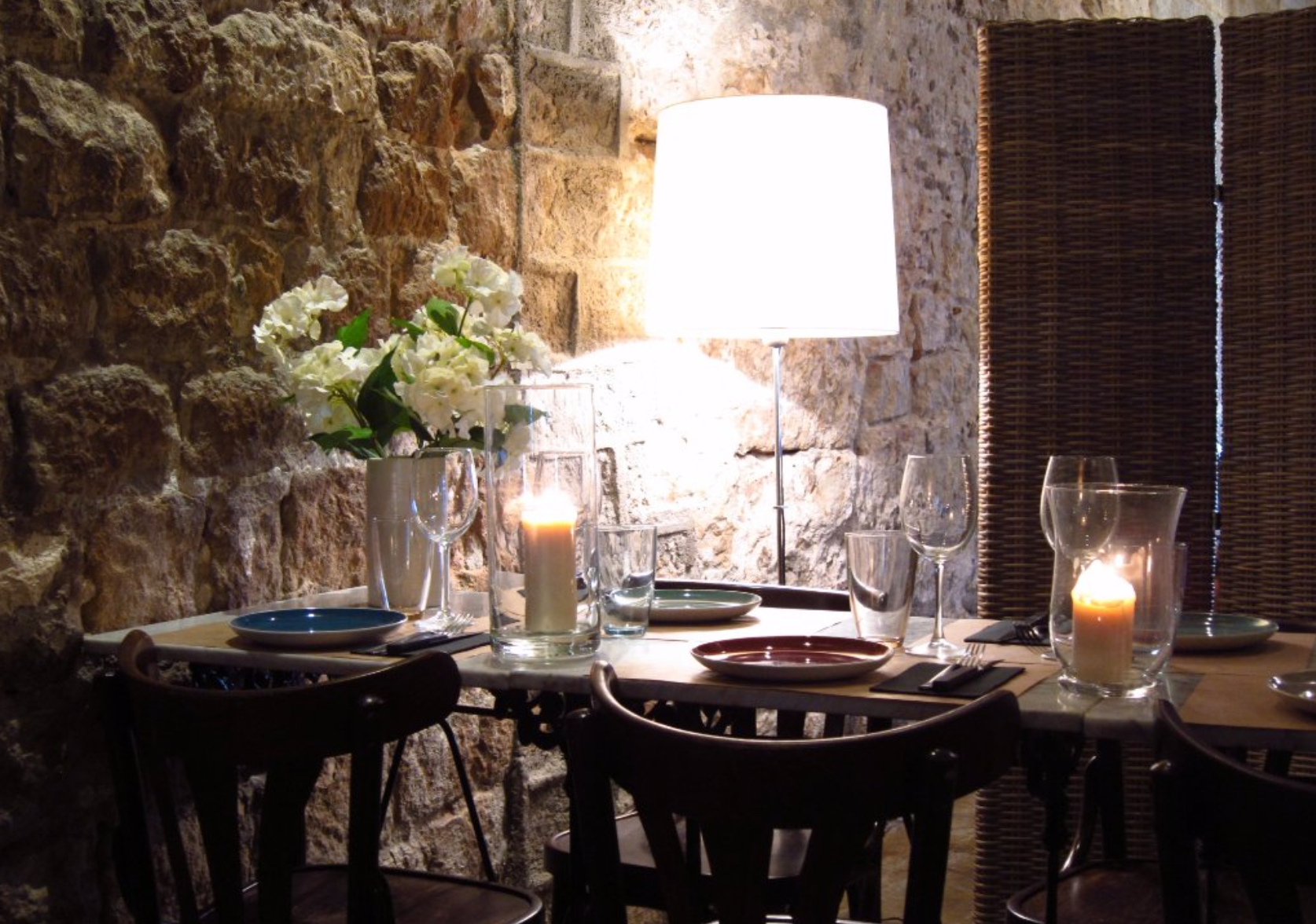 Taula parada al restaurant L'Antic Bocoi del Gòtic, que conté un tram de muralla romana / Cedida