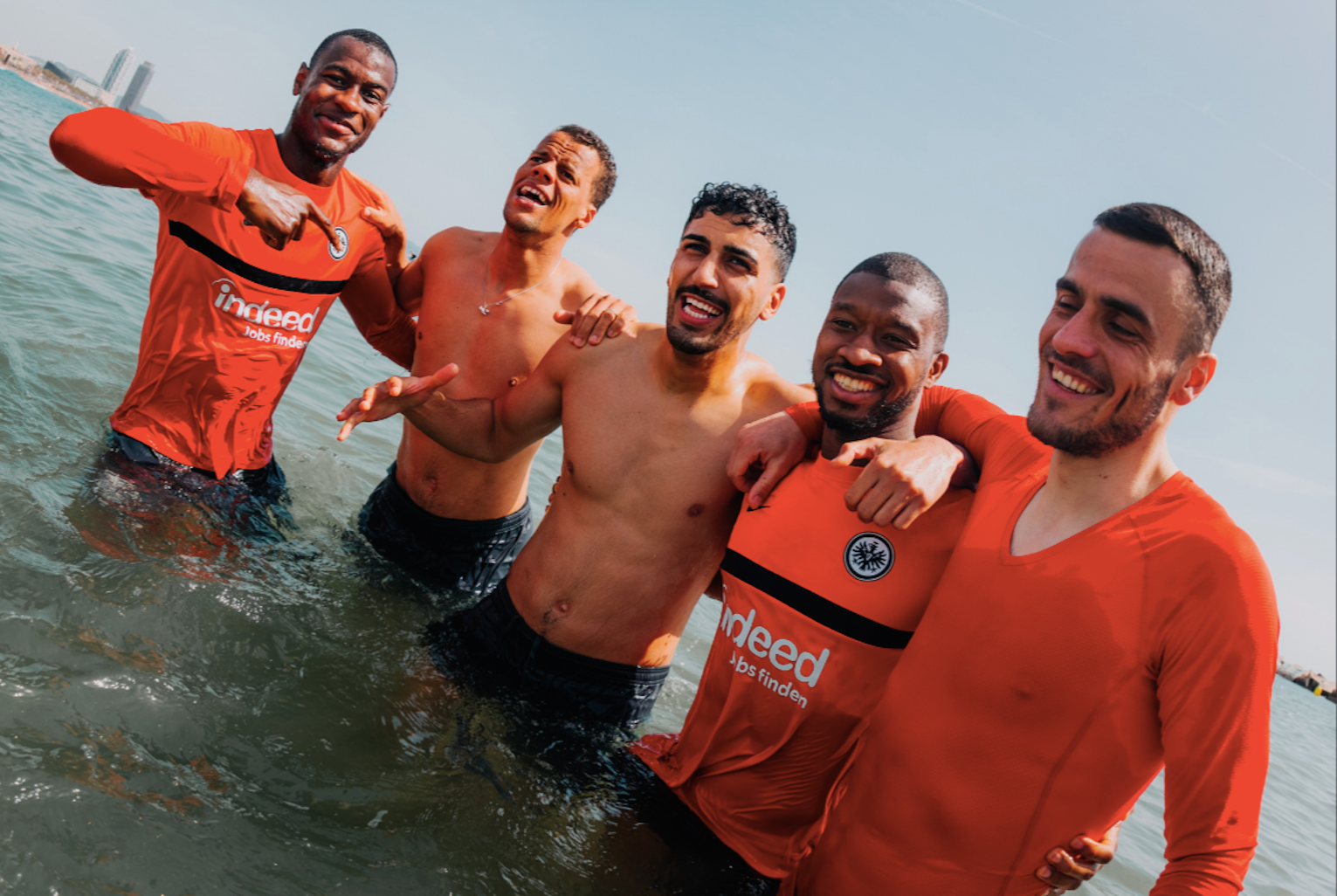 Futbolistes de l'Eintracht, bayant-se a la platja de Sant Sebastià després de la victòria contra el Barça / Twitter