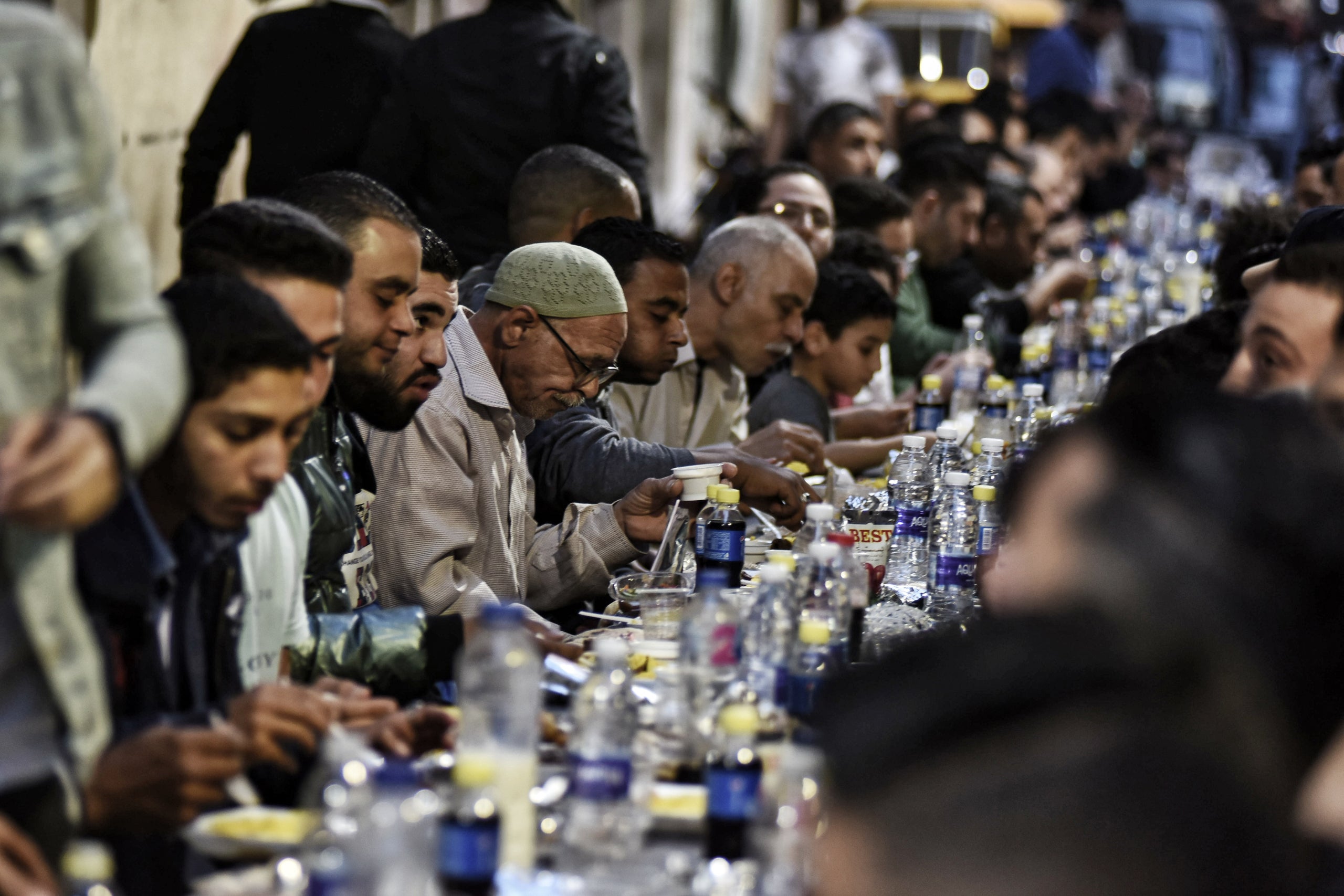 Iftar (o ruptura del dejuni) massiu al Caire / Sayed Hassan / dpa