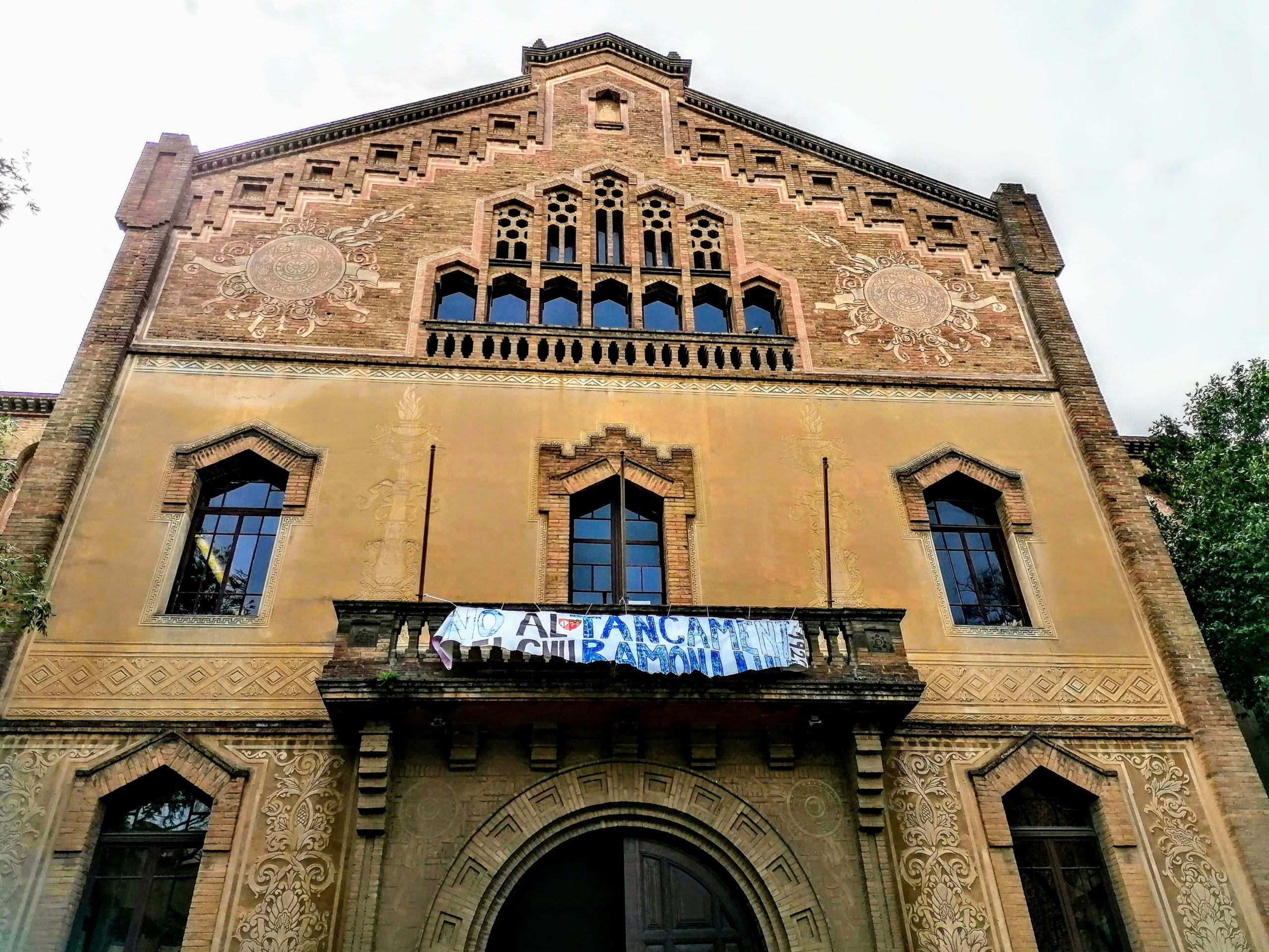 Façana del col·legi major Ramon Llull de la UB, aquest març / MMP