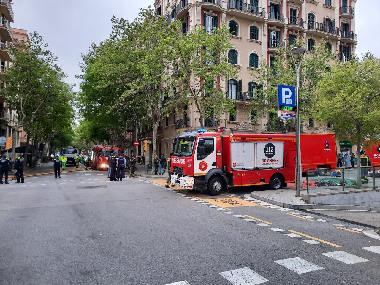 Bombers treballant després de l'incendi de dues finques de l'Eixample / Bombers de Barcelona