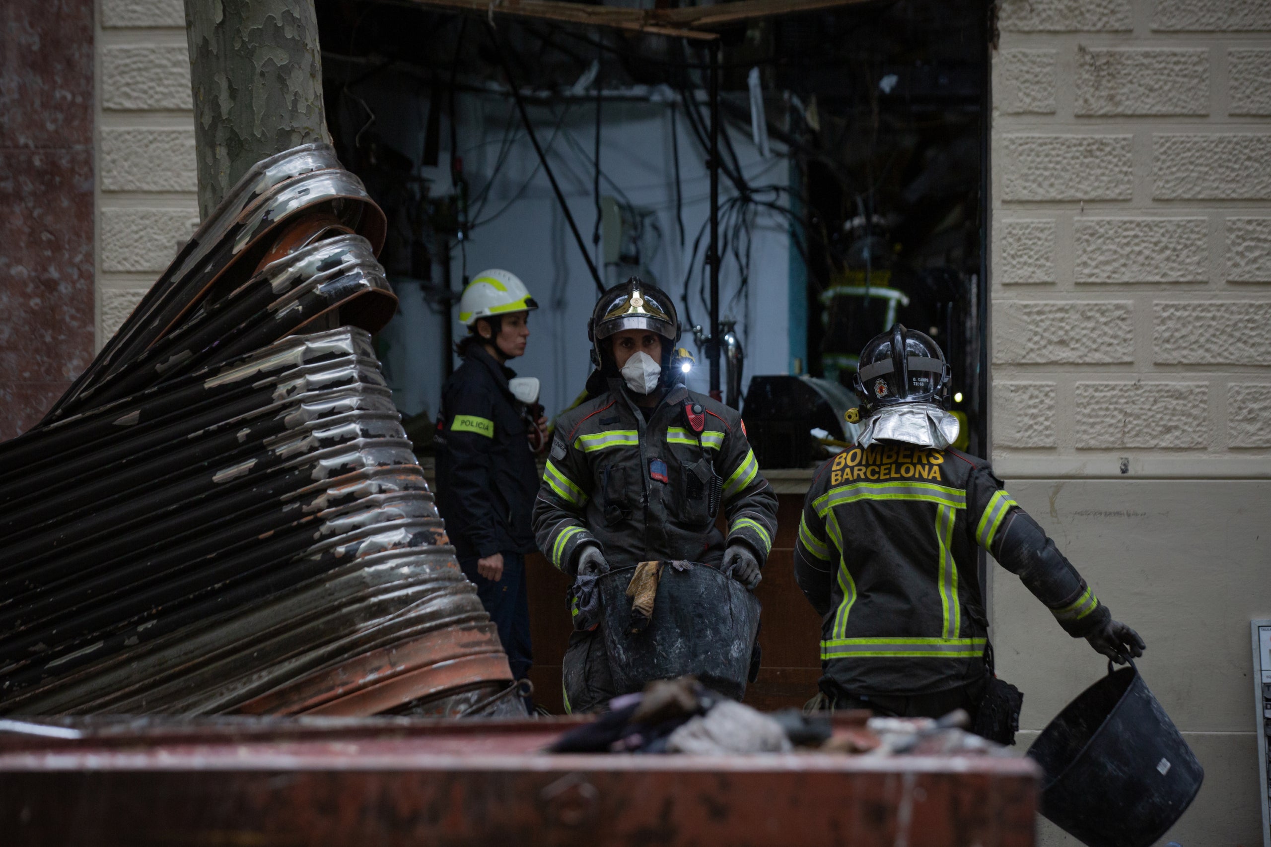 Incendi el 12 d'abril de 2022 en un baix on hi havia un bar al número 73 del carrer de València / David Zorrakino (Europa Press)