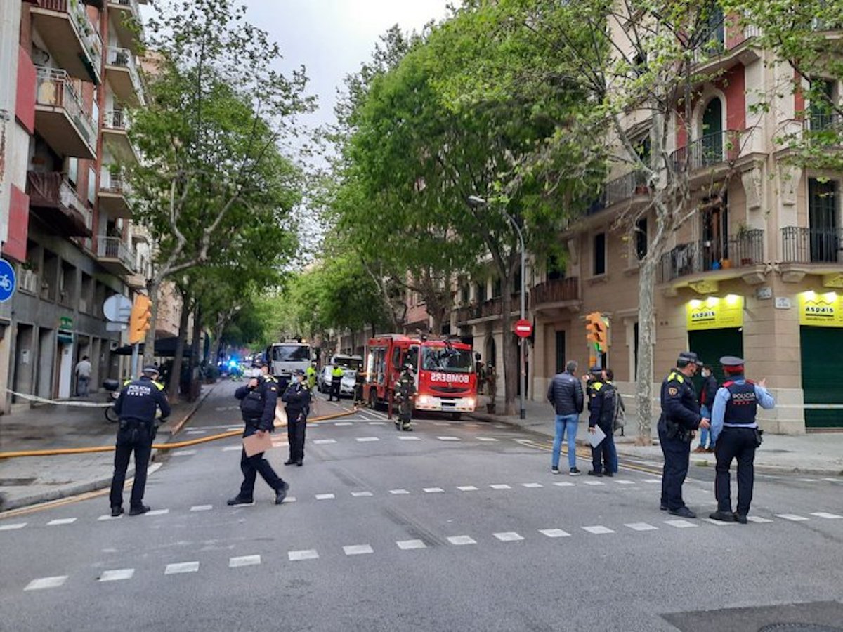 Un incendi la matinada del 12 d'abril al número 73 el carrer de València ha deixat un balanç de quatre ferits, un d'ells greu / Bombers de Barcelona