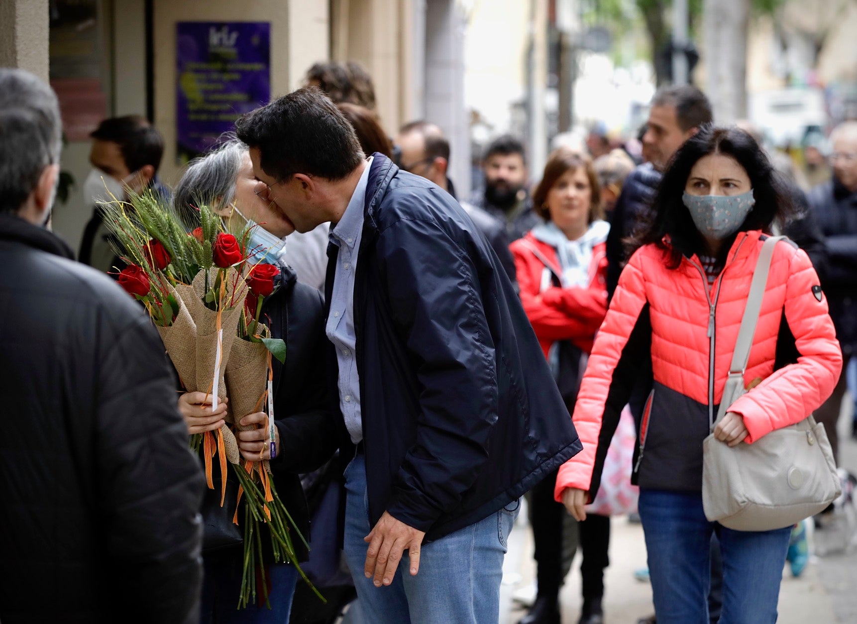 Una parella es fa un petó durant el Sant Jordi de 2022 / Jordi Play