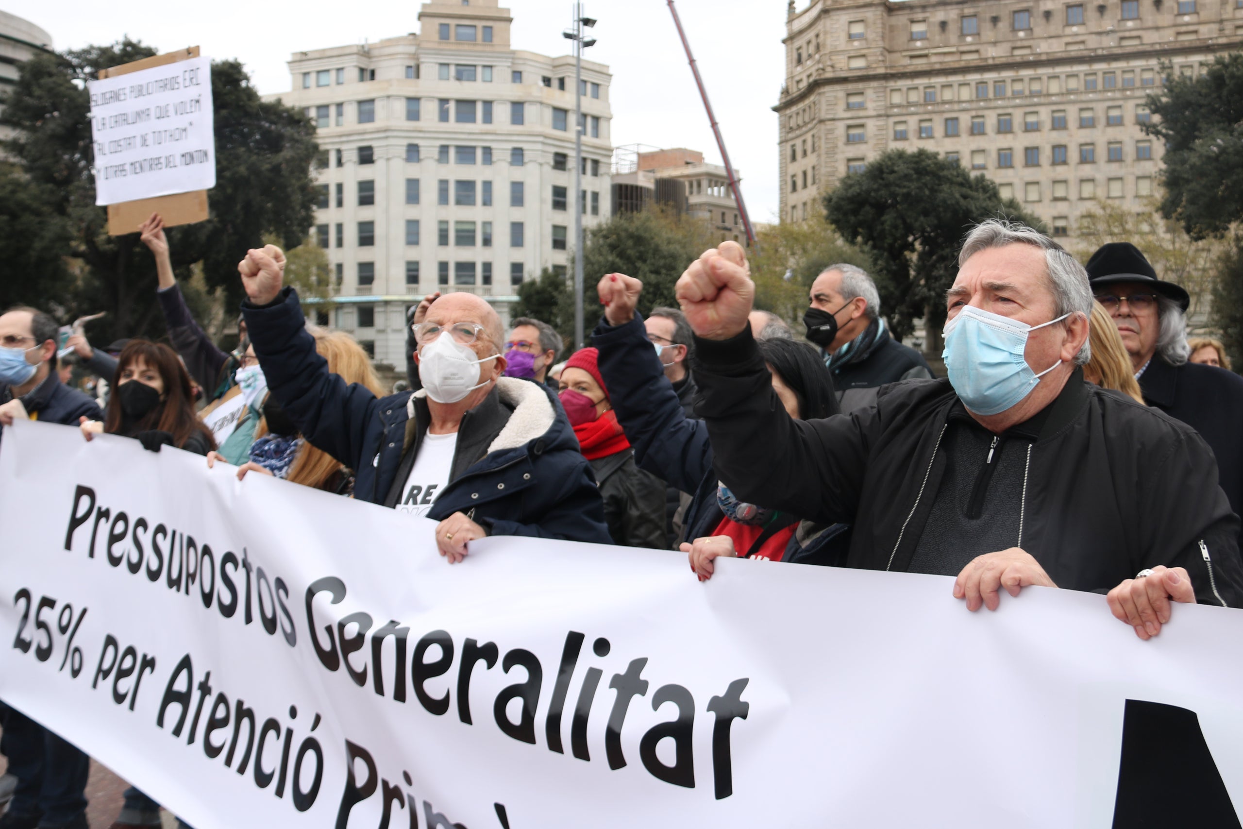 Capçalera d'una de les columnes de la manifestació per reclamar una sanitat 100% pública / María Belmez (ACN)