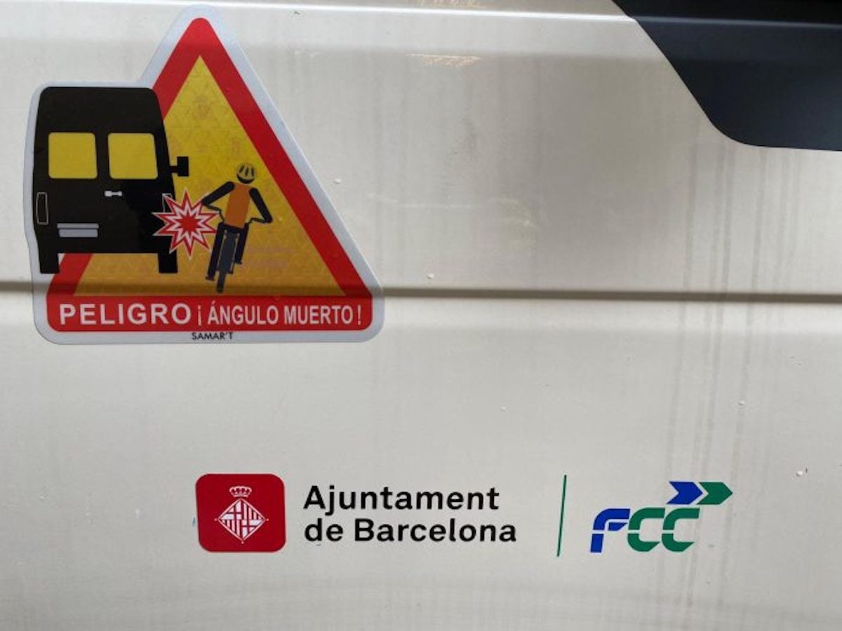 Adhesiu en castellà que senyalitza els angles morts als vehicles municipals / Plataforma per la Llengua