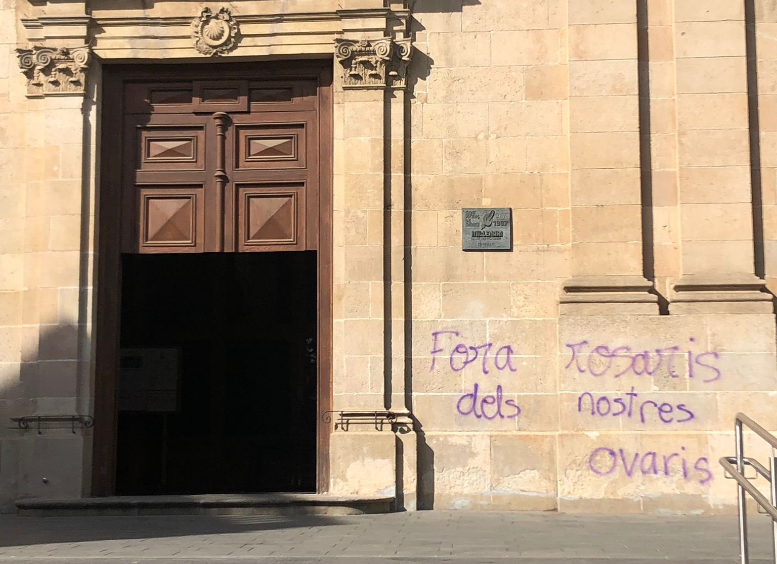 Una de les pintades a favor de l'avortament a l'església de Sant Vicenç de Sarrià / Twitter