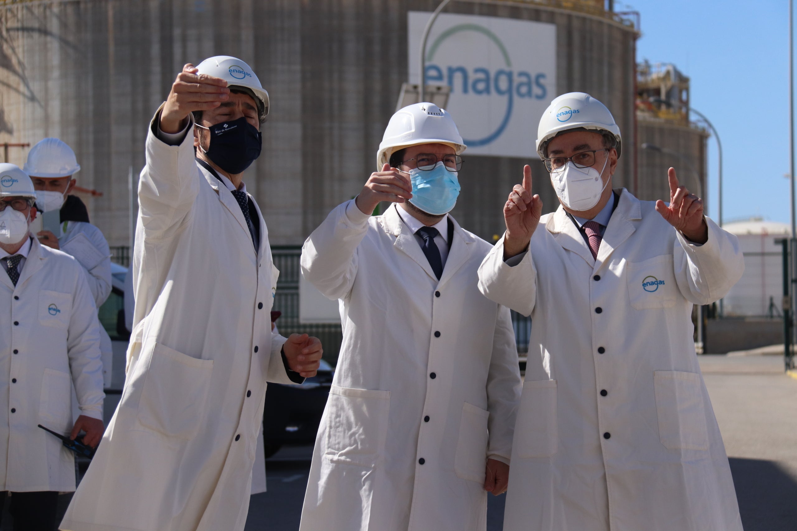 El prsident del Govern, Pere Aragonès, el president d'Enagás, Antonio Llardén, el president del Port de Barcelona, Damià Calvet en una visita a la planta de gasificació de la companyia a Barcelona / Aina Martí (ACN)