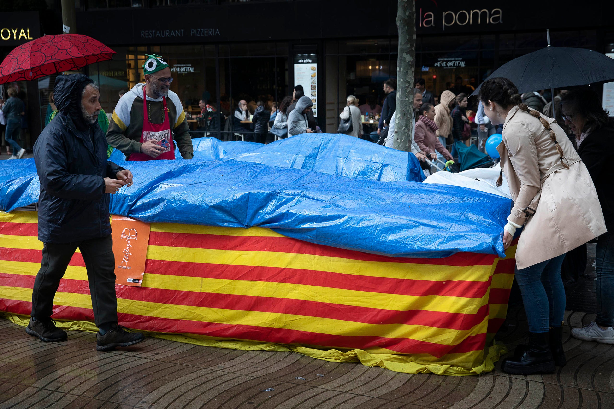 Pèrdues notables de molts llibreters per la pluja el dia de Sant Jordi JORDI PLAY