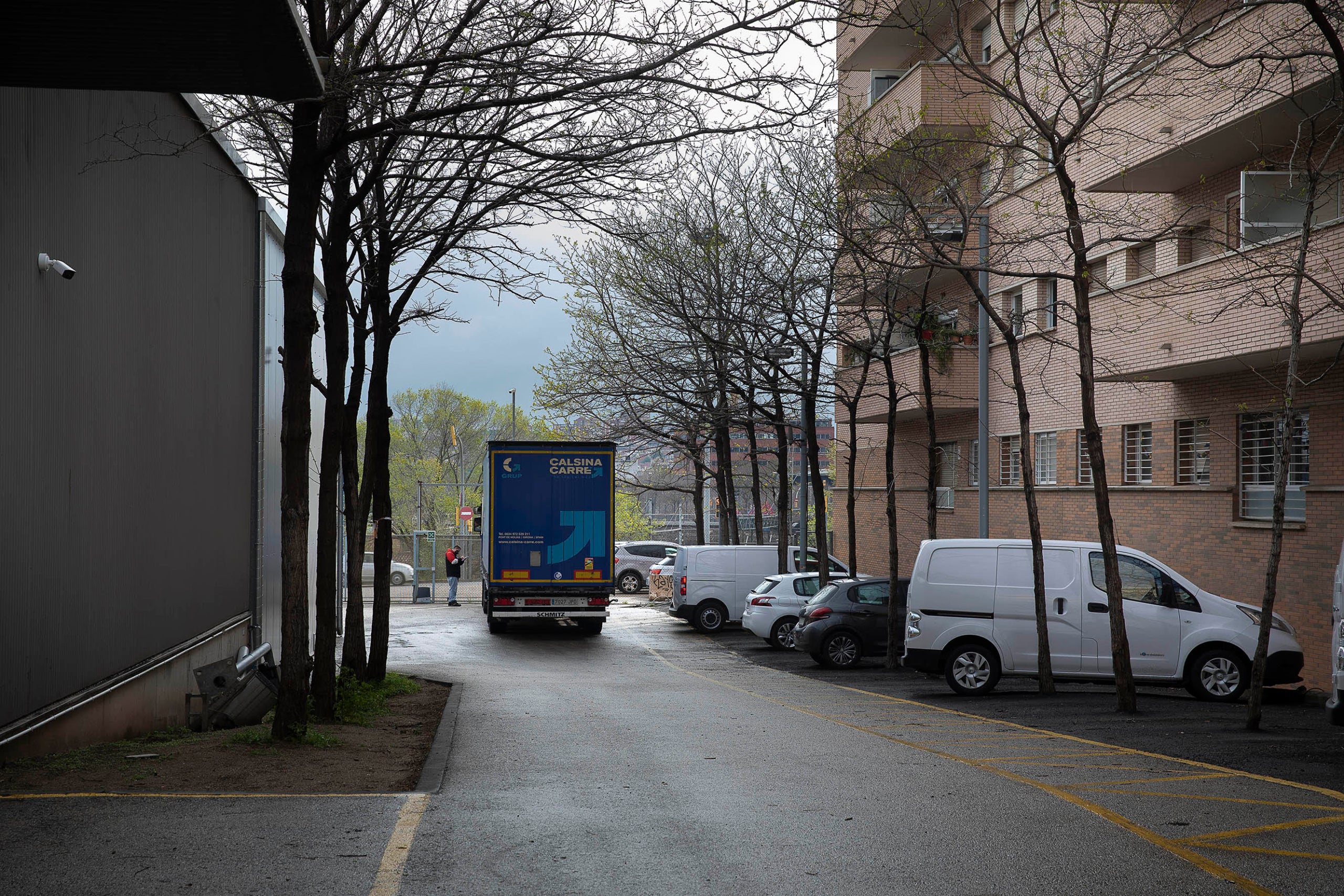 Un tràiler entra a la cooperativa TEB Sant Andreu, situada a escassos metres d'un bloc de veïns de Sant Andreu del Palomar / Jordi Play