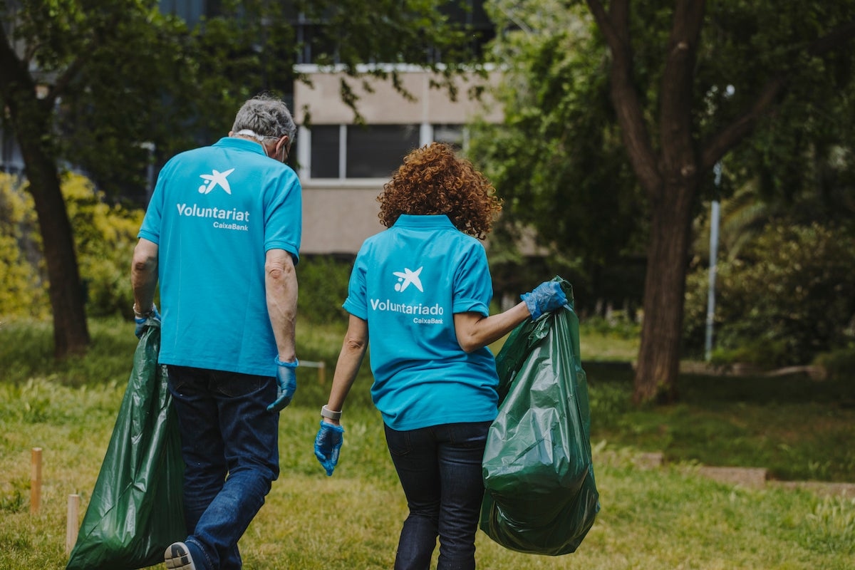 Voluntaris de Caixabank realitzen accions mediambientals a Barcelona / Caixabank