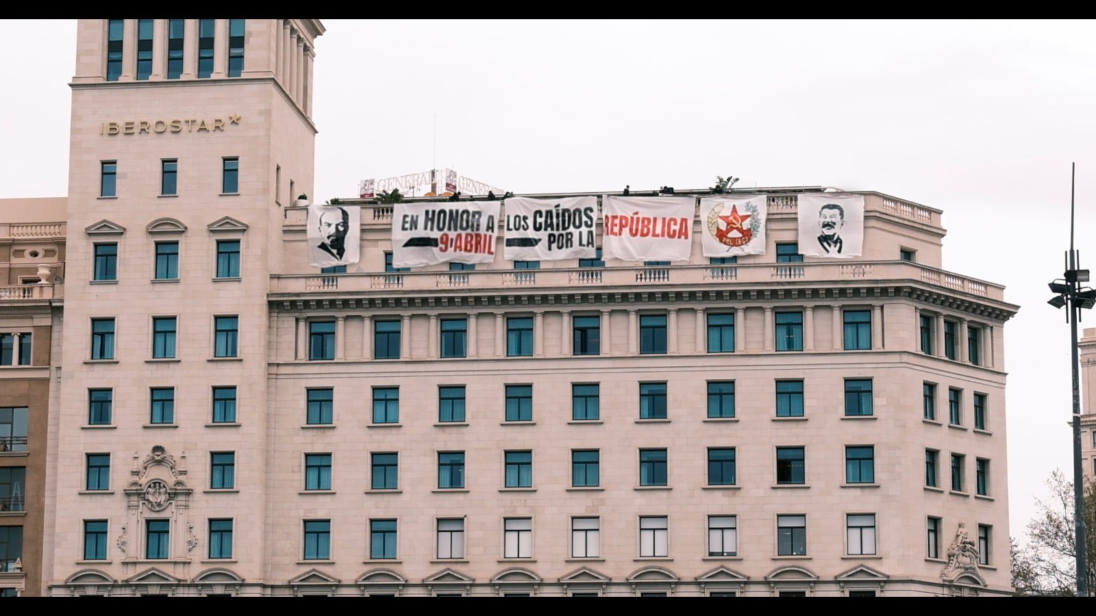 La pancarta que el Partit Marxista Leninista-Reconstrucció Comunista ha desplegat amb els retrats de Lenin i Stalin des del balcó de l'hotel Iberostar, a la plaça Catalunya / Cedida