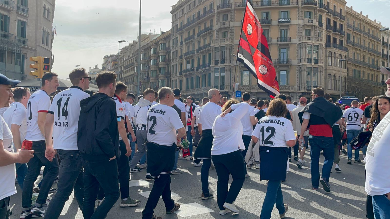 Aficionats de l'Eintracht de Frankfurt marxen de la plaça Catalunya cap al Camp Nou / IN