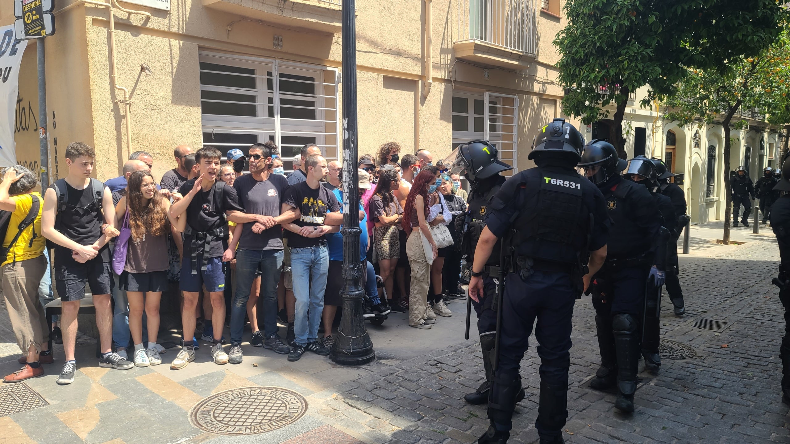 Desnonament de la Maia i el León Kurdovadze, una parella de 60 anys i en situació de vulnerabilitat que vivien en una casa de Càritas, al barri de Sant Andreu / Edgar Sapiña Manchado