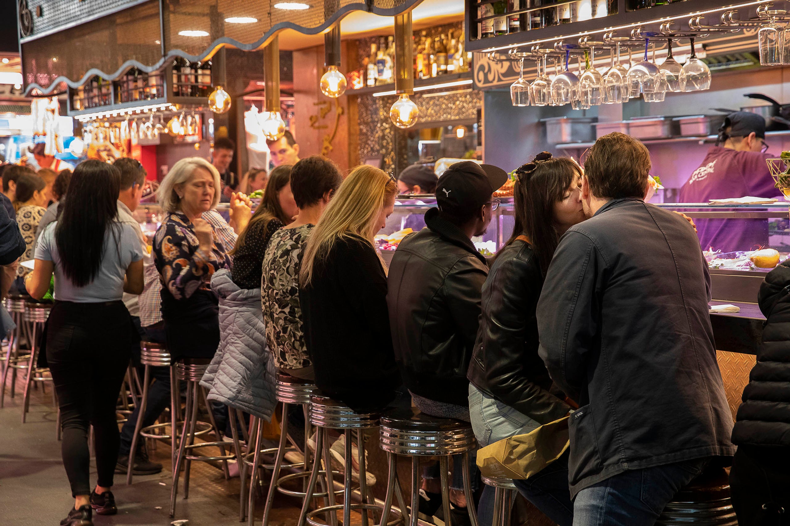 Comensals en un bar del Mercat de la Boqueria / Foto: Jordi Play