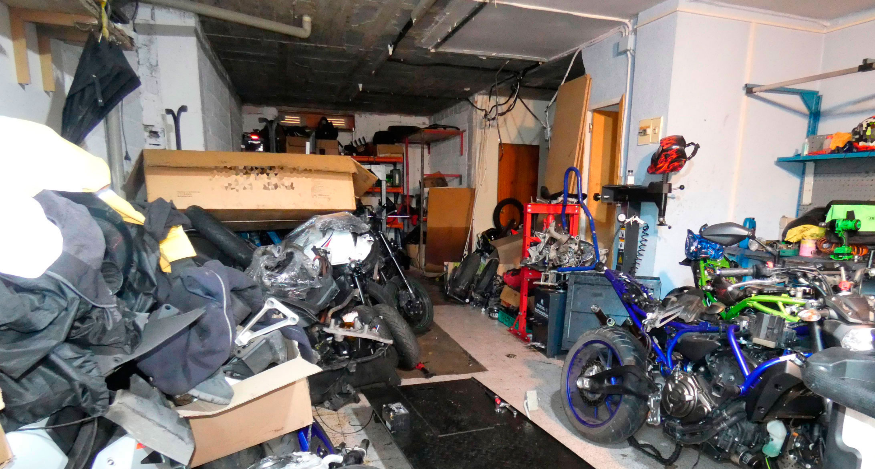 Els Mossos desmantellen un taller clandestí al Creixell on es manipulaven motos sostretes a Barcelona MOSSOS