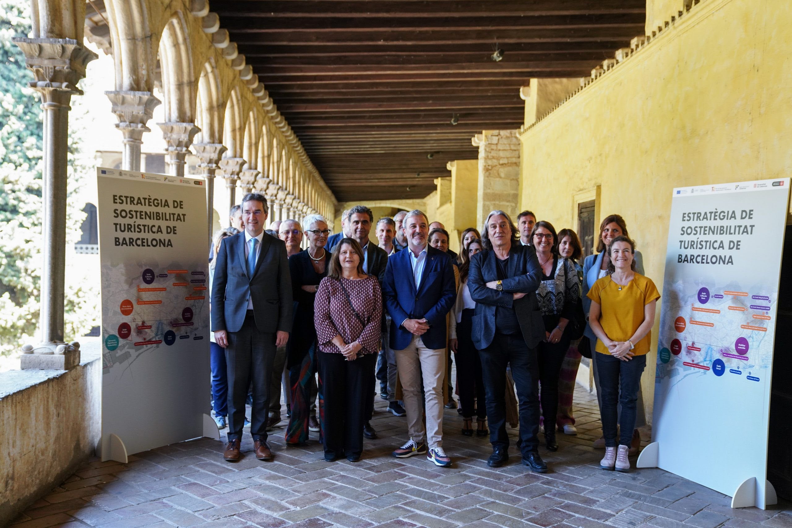 Foto de família, amb el primer tinent d'alcalde, Jaume Colloboni, en l'acte de presentació de l'Estratègia de Sostenibilitat Turística en Destinacions / Ajuntament de Barcelona