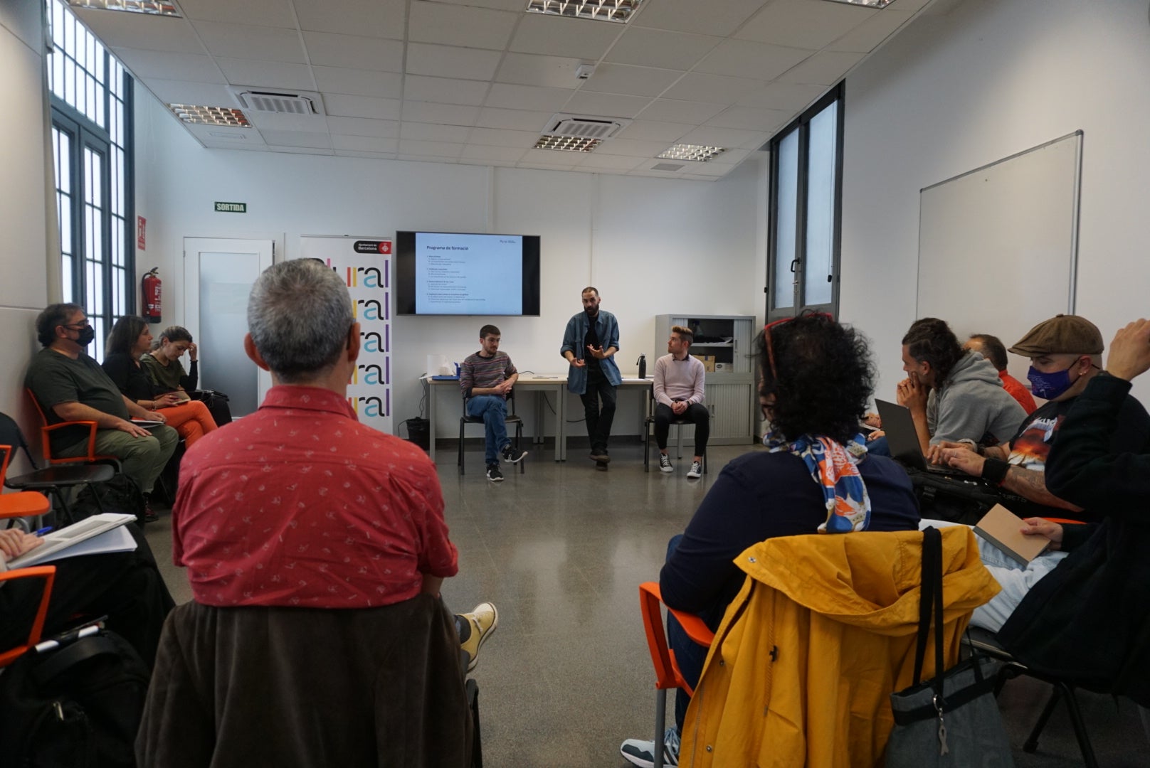 La classe del primer curs de masculinitat al centre Plural, de l'Ajuntament de Barcelona / JR