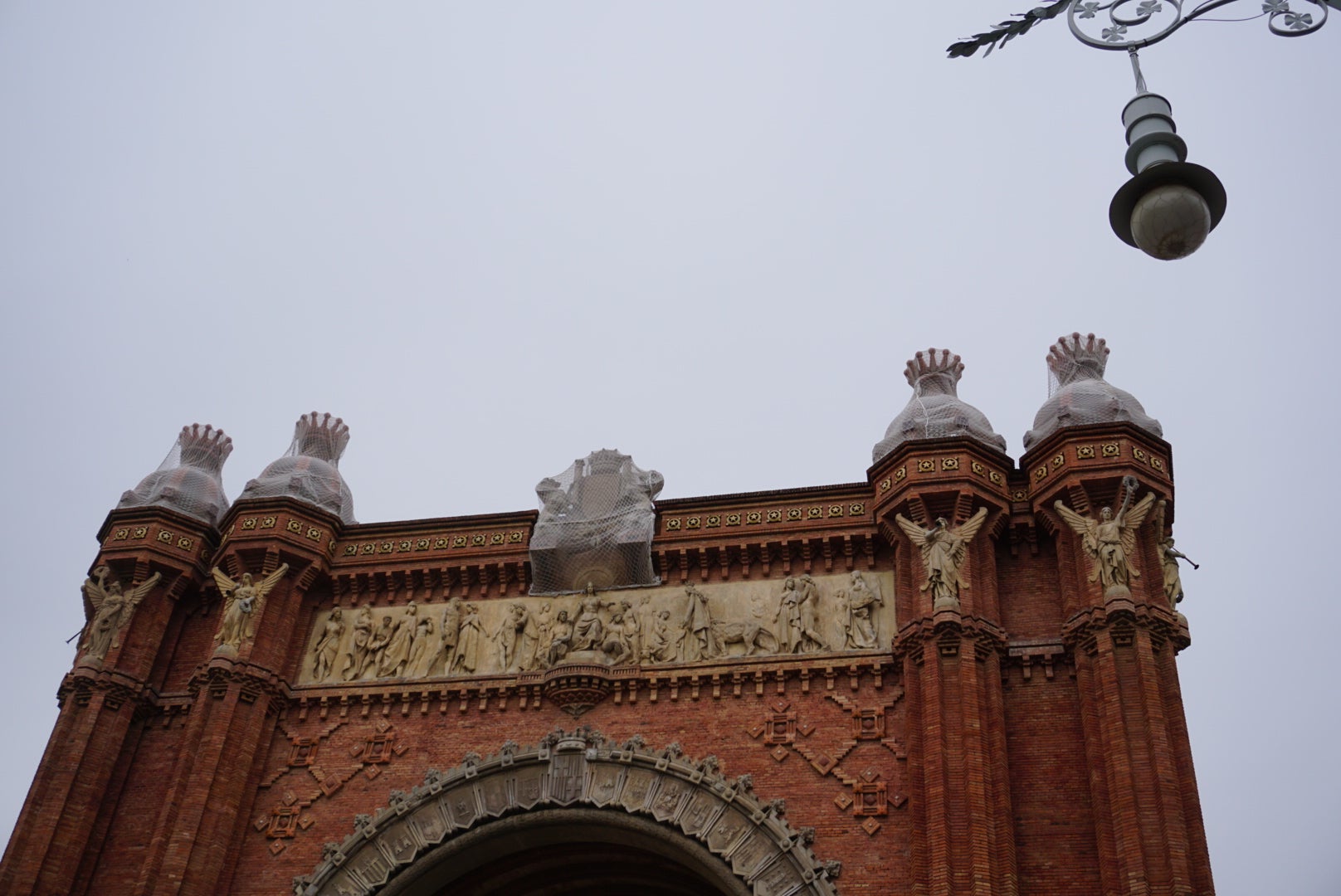 L'escut i les cúpules de l'Arc de Triomf cobertes amb xarxes per protecció / JR