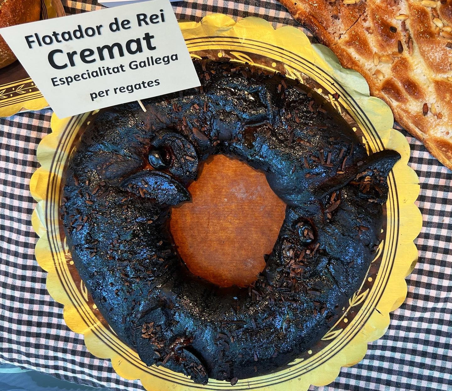 'Flotador de Rei cremat' a l'aparador del Forn Baltà / Instagram