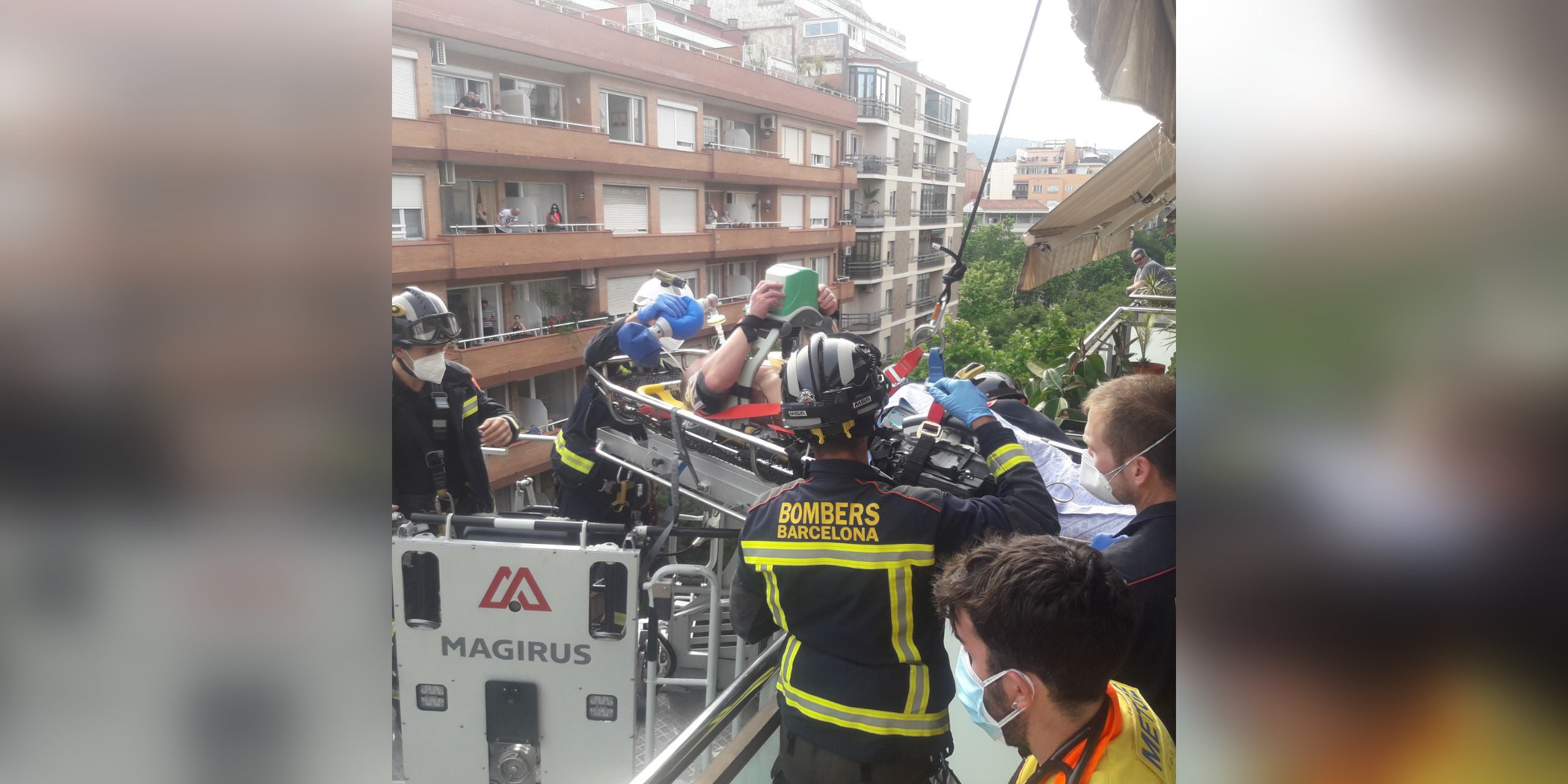 Espectacular rescat en altura dels Bombers de Barcelona a una persona en aturada respiratòria a Barcelona / Bombers de Barcelona