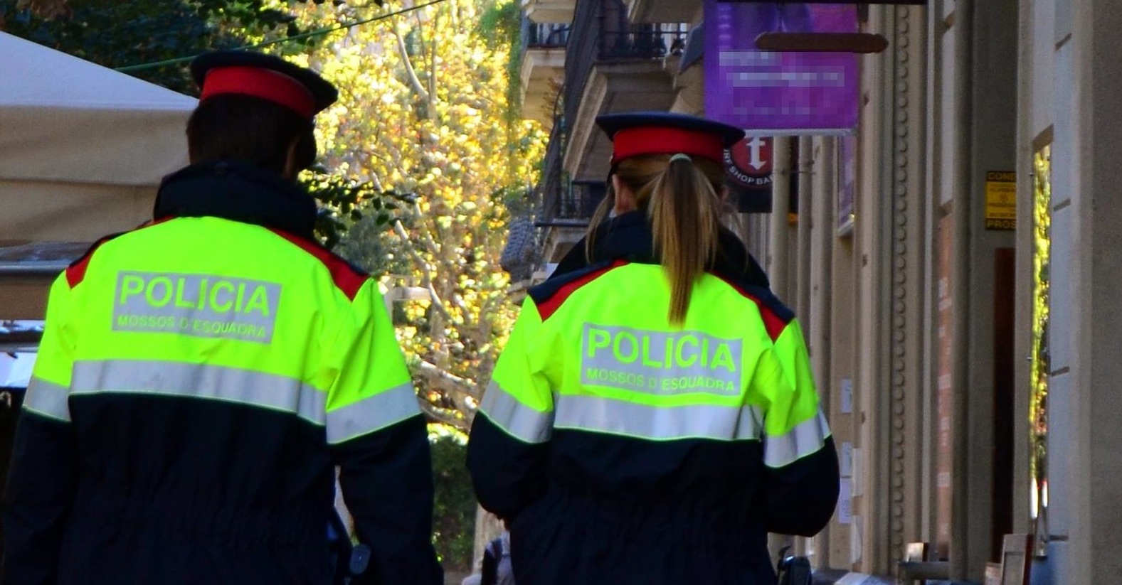 Agents dels Mossos patrullen per Barcelona / Mossos