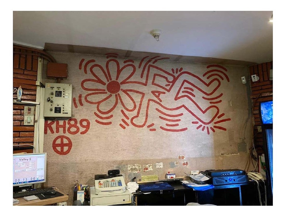 Mural de Keith Haring al carrer Atenes de Barcelona pintat durant la seva visita a la ciutat el 1989 / Departament de Cultura