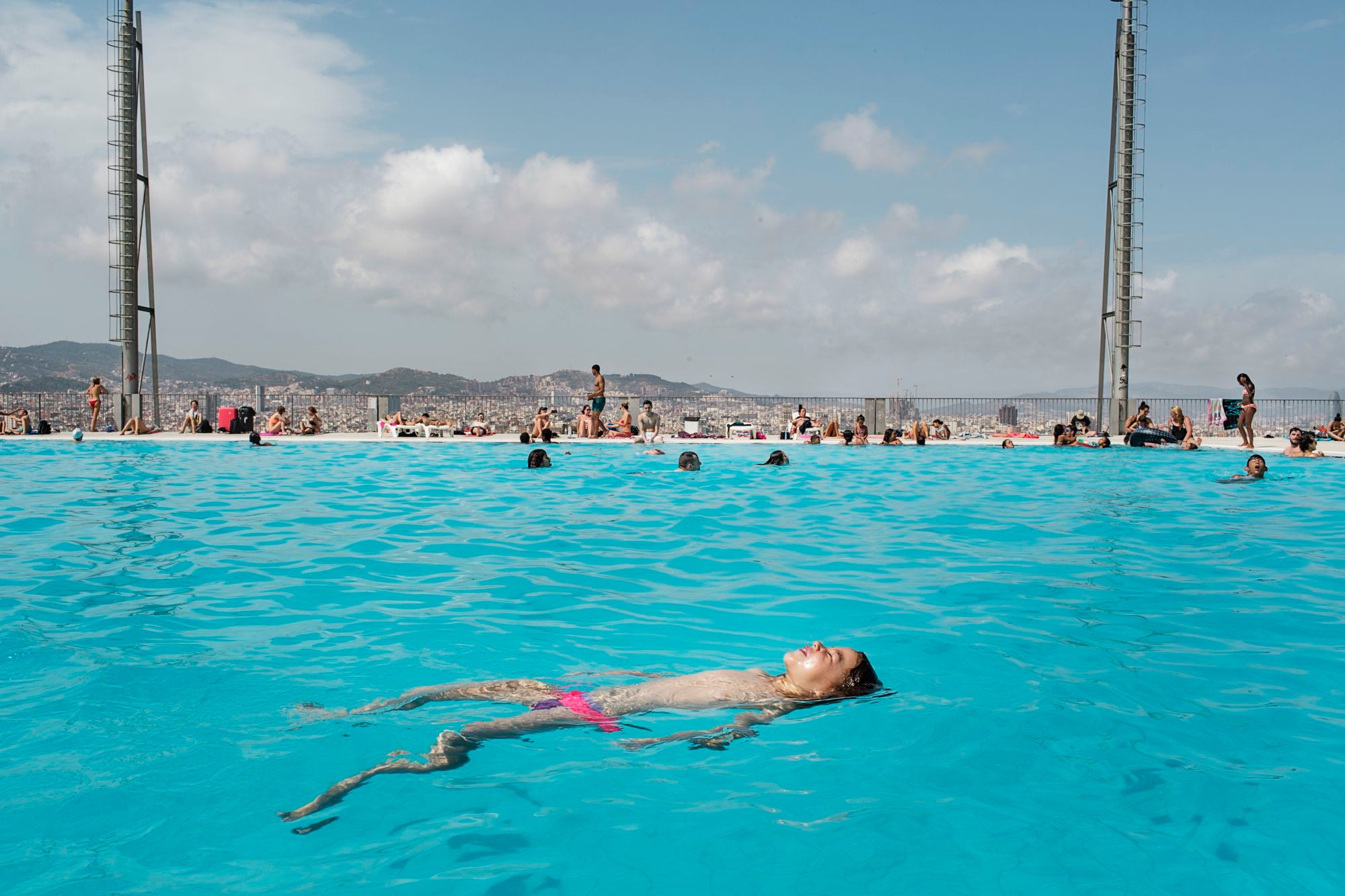 Una nena neda a les piscines del Centre Esportiu Municipal Piscines Bernat Picornell / Paola de Grenet