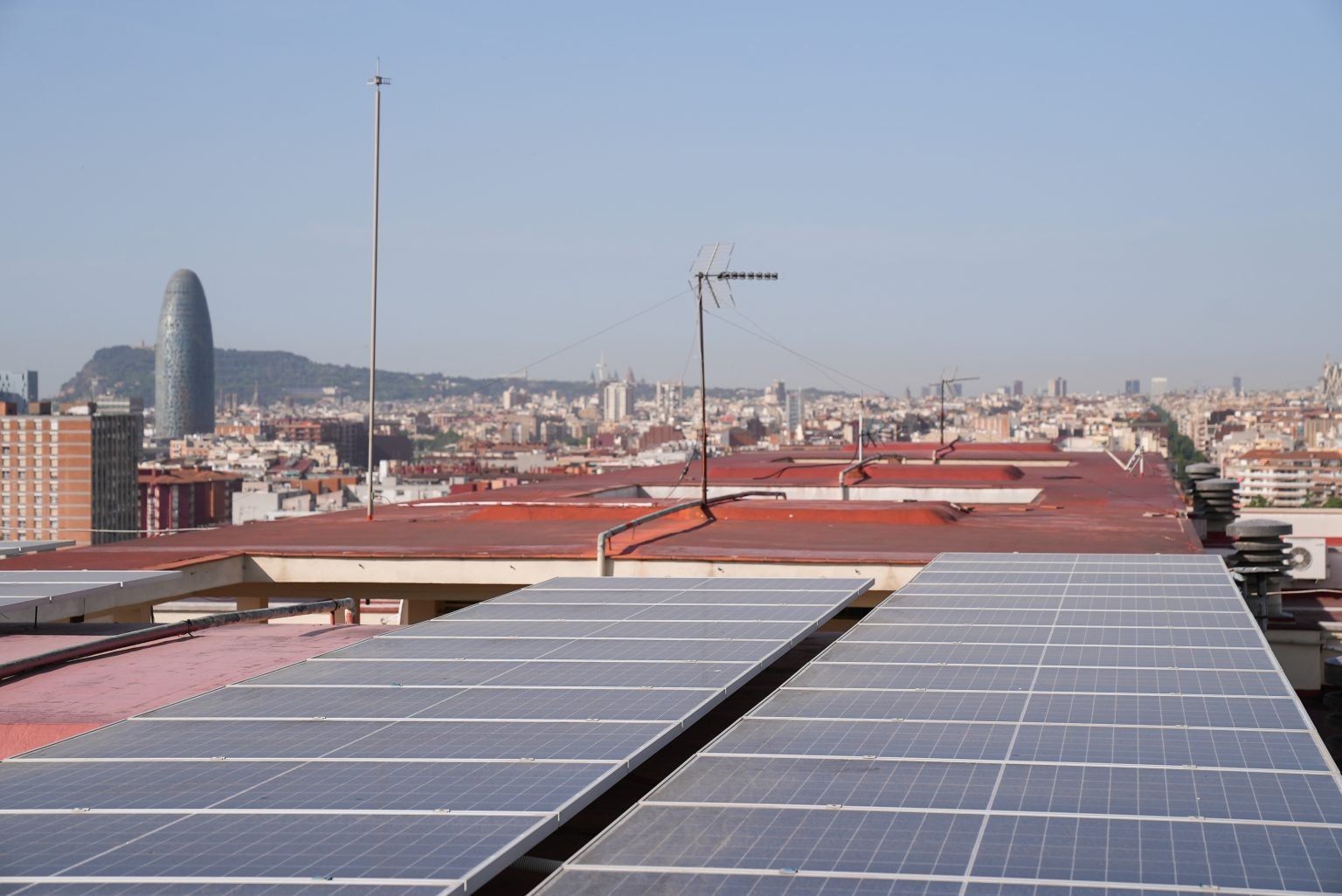 Plaques solars al terrat d'un edifici / Ajuntament de Barcelona