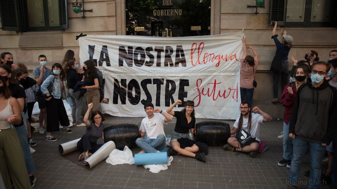 Estudiants encadenats a la Delegació del govern espanyol contra la sentència del 25% / SEPC