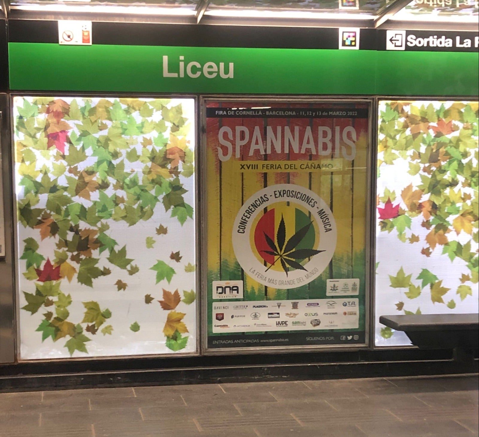 Marquesina a l'L3 del metro de Barcelona amb un cartell publicitari d''Spannabis', la major fira del cànnabis del món / Valents