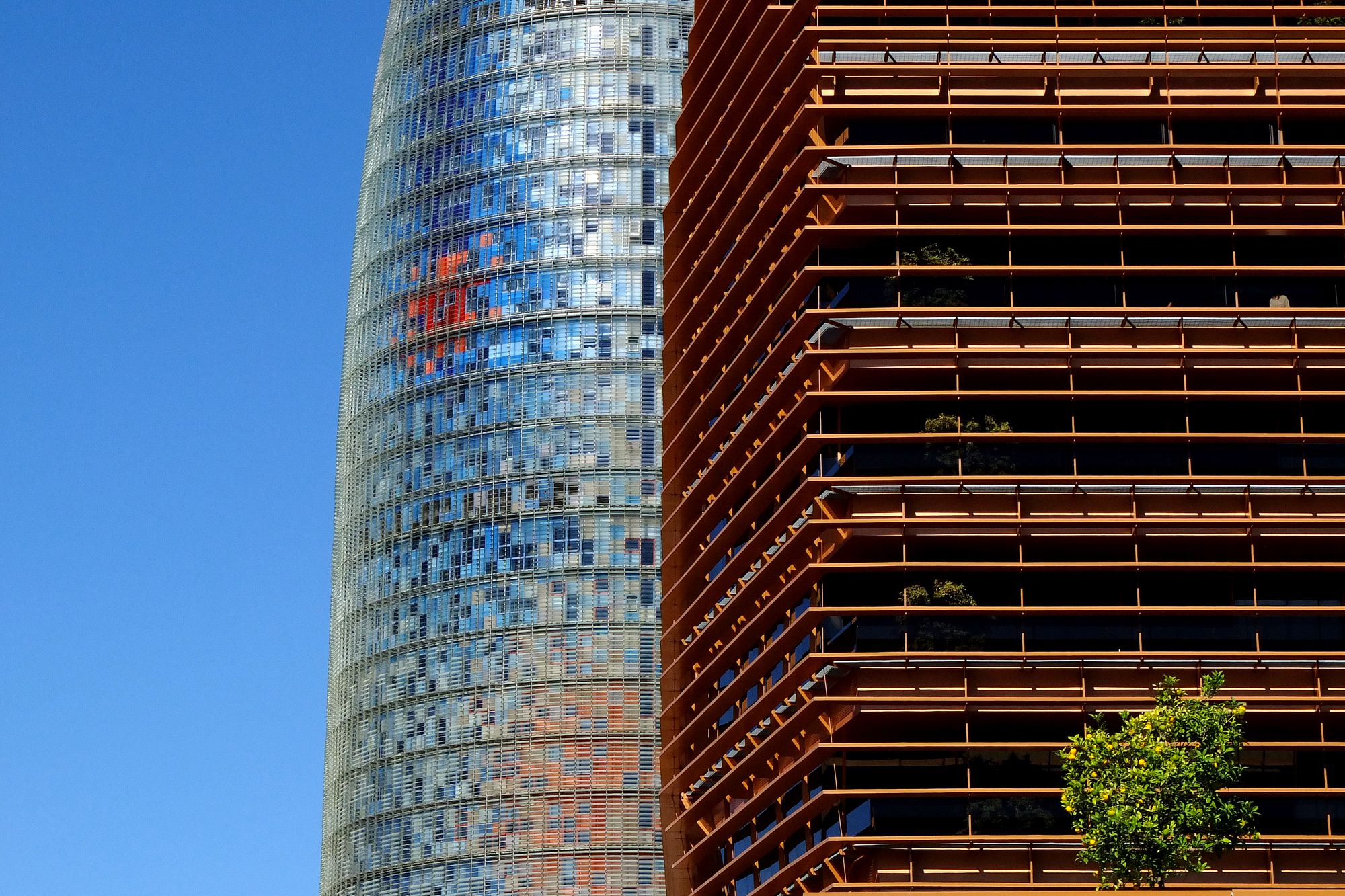 La seu de la CNMC a Barcelona, en primer pla, amb la Torre Glòries al fons / Vicente Zambrano González