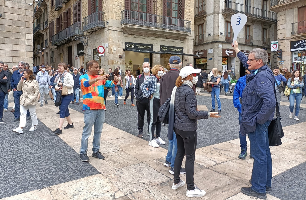 Un grup de turistes amb guia a la plaça de Sant Jaume | G.A - TOT Bcn