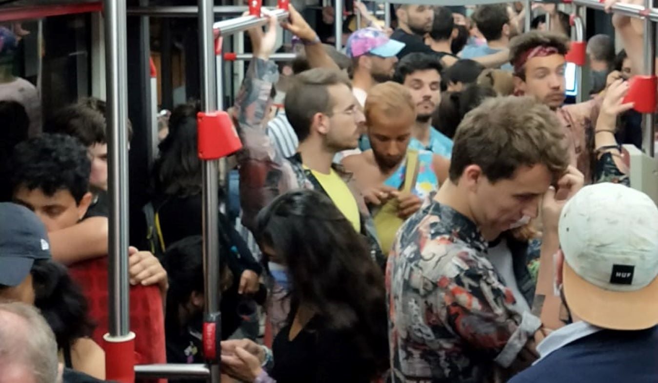 Passatge en un bus llançadora del Primavera Sound, amb la majoria dels viatgers sense mascareta / Cedida