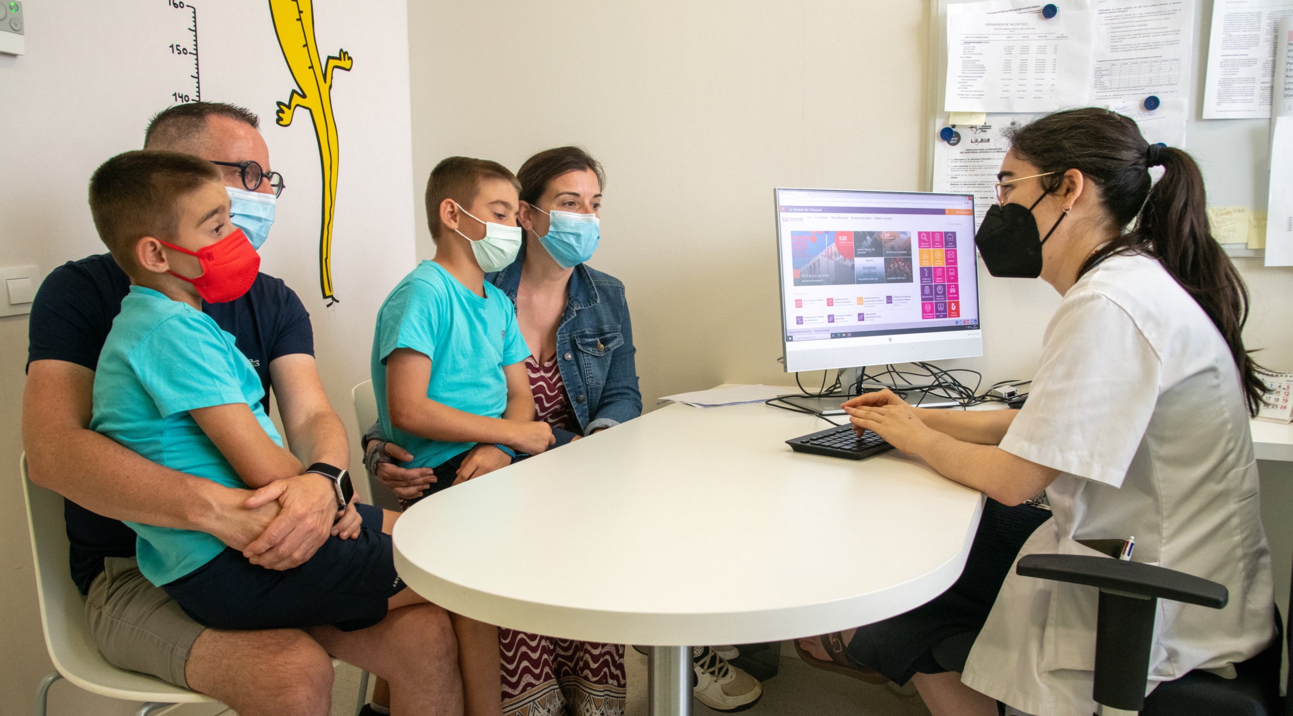 Els dos bessons trasplantats de ronyó, amb els seus pares / Foto: Cedida per l'Hospital Sant Joan de Déu