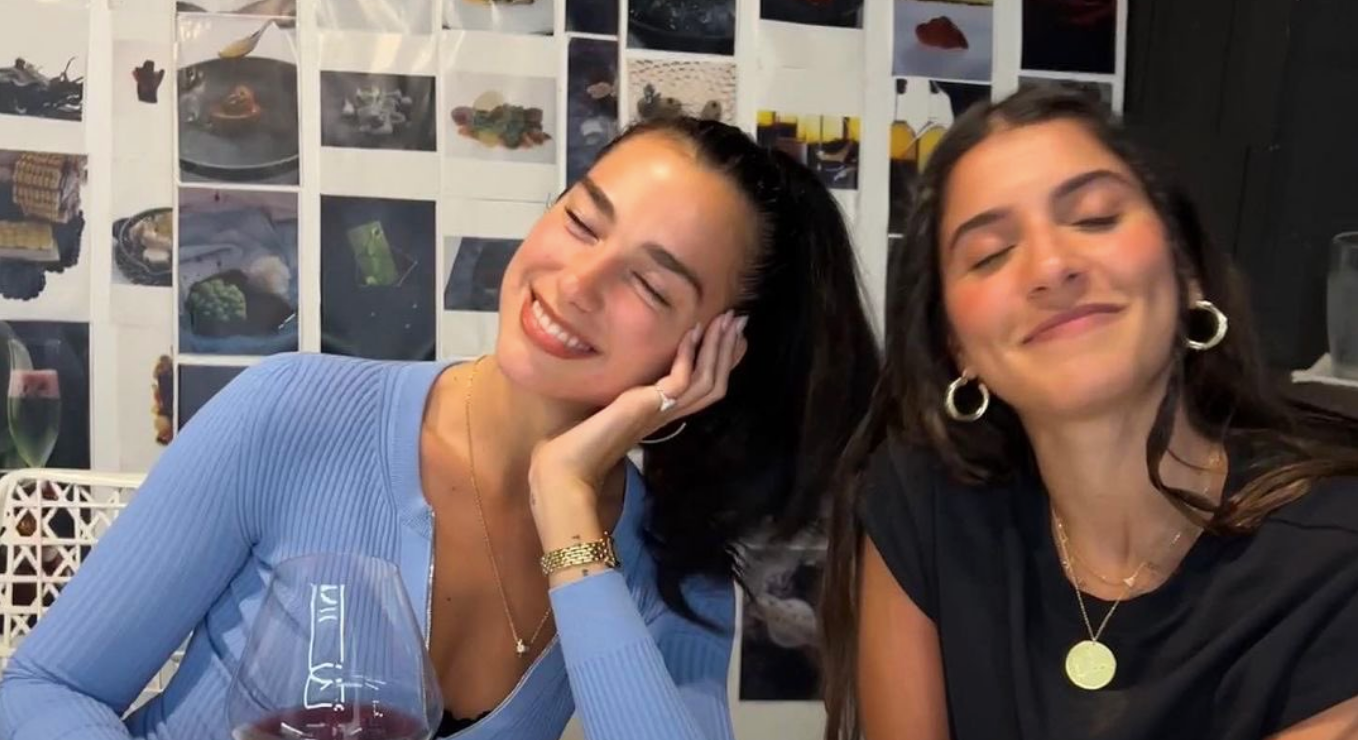 La cantant Dua Lipa, amb una acompanyant, en un restaurant de Barcelona / Twitter